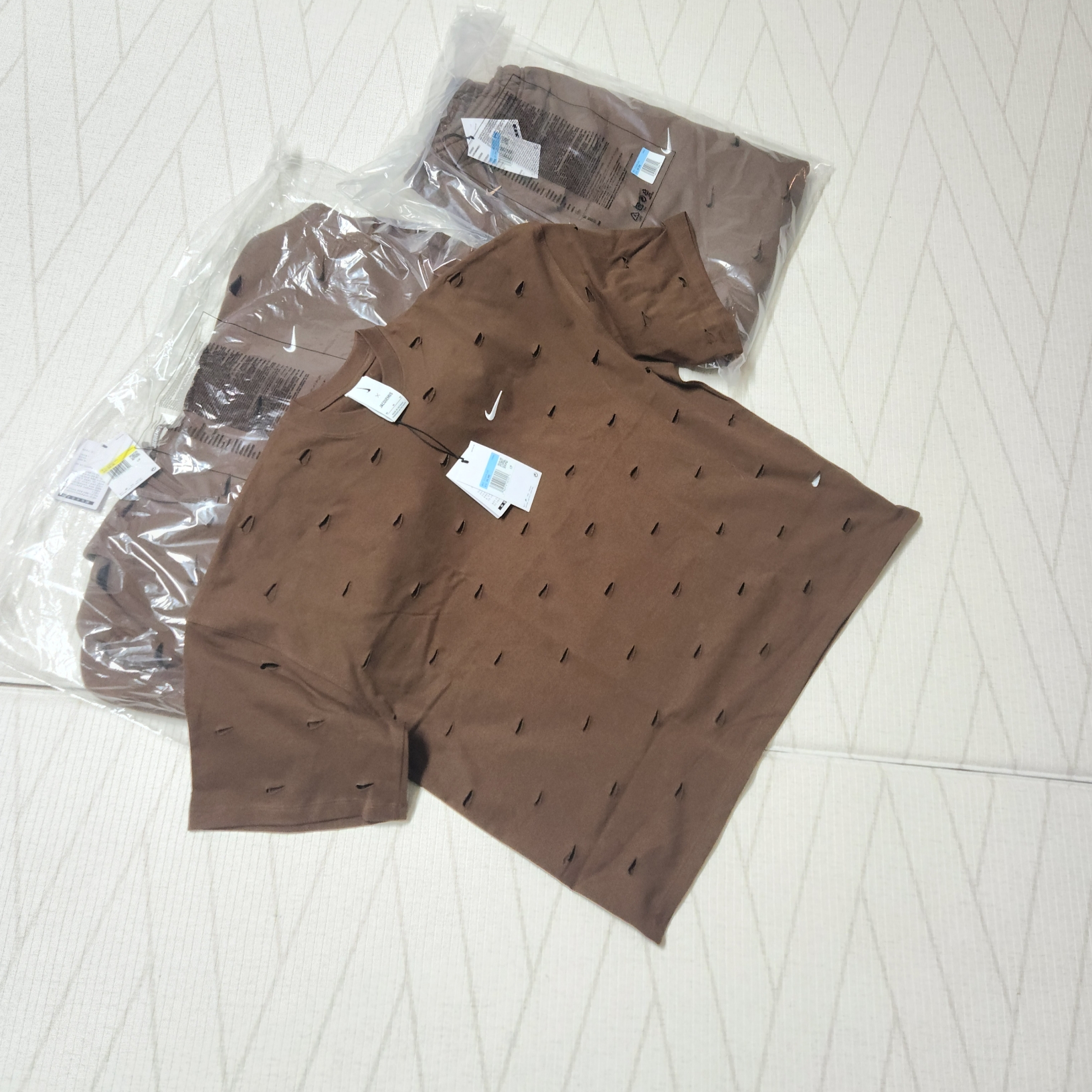 Nike x Jacquemus Swoosh T-Shirt Cacao Wow - Asia, Nike x Jacquemus Swoosh Hoodie Cacao Wow - Asia 착용 스타일 - 2