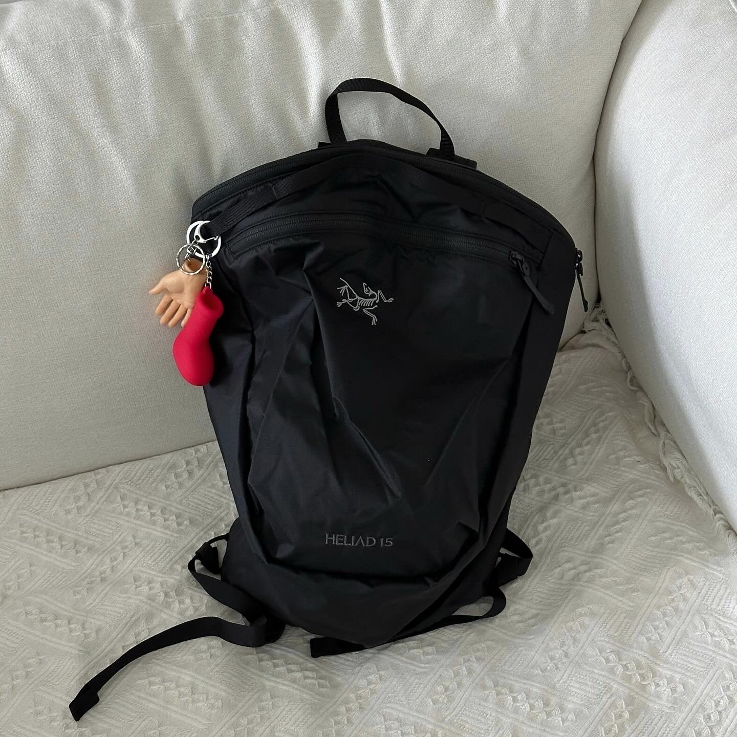Arc'teryx Heliad 15 Backpack Black, Nike ACG Air Exploraid Neutral Grey and Ash Green 착용 스타일 - 1