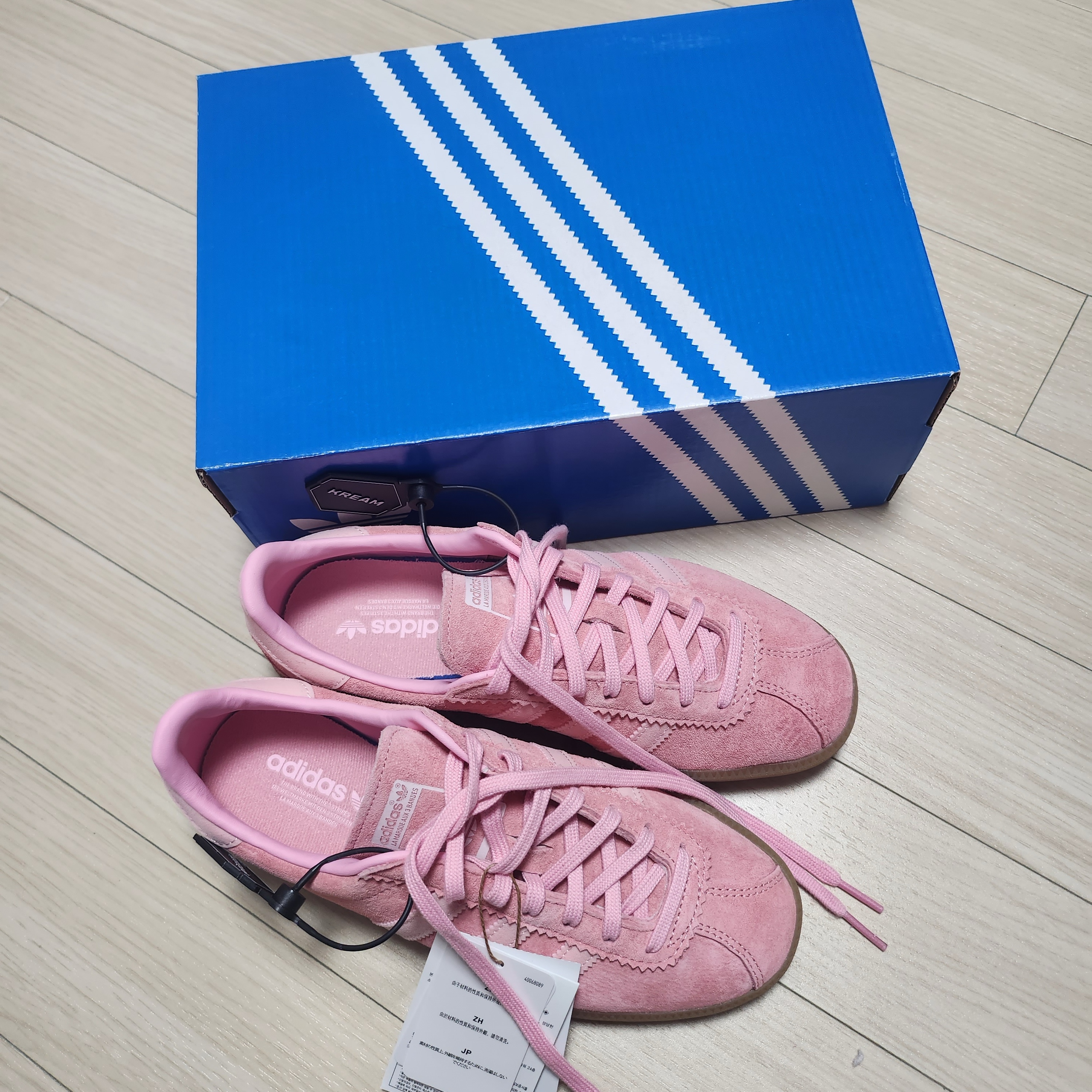 Adidas Bermuda Glow Pink 착용 스타일