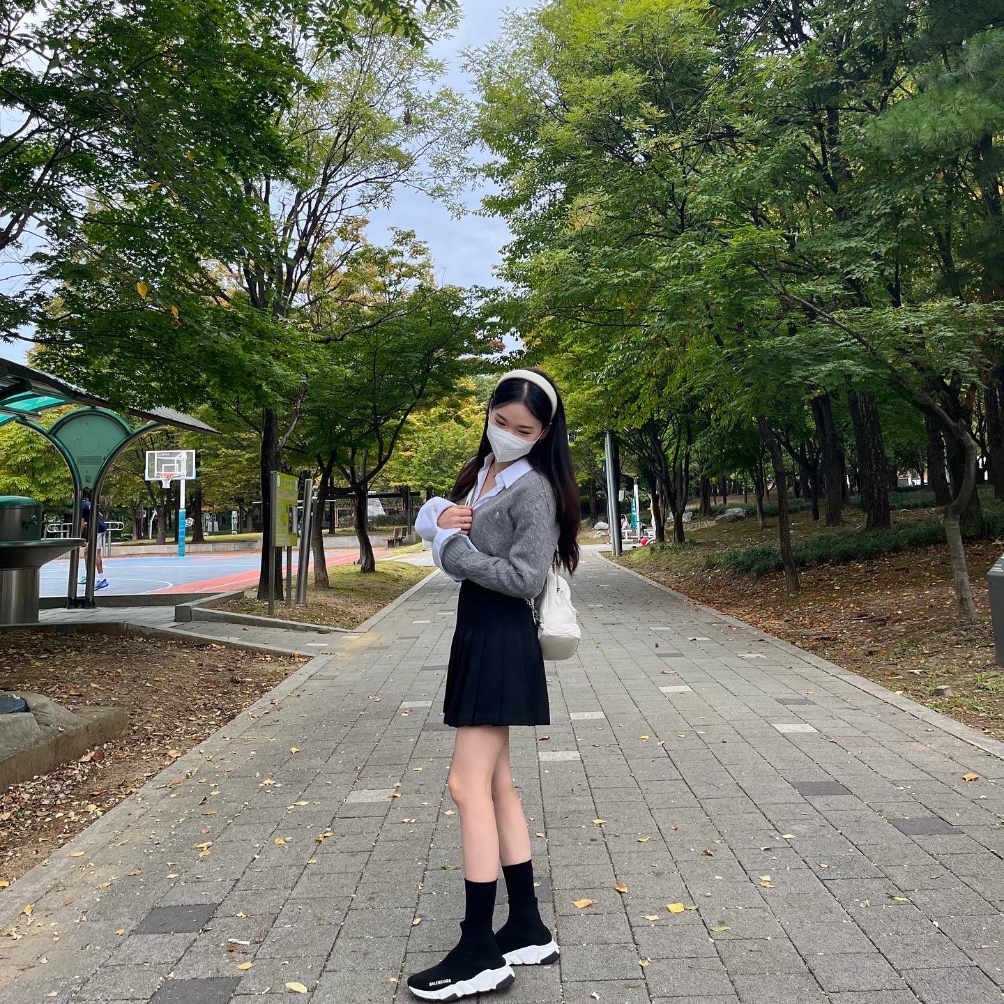 Maison Margiela Glam Slam Backpack Greige, (W) Balenciaga Speed Trainer Black White 2021/2022 착용 스타일 - 1