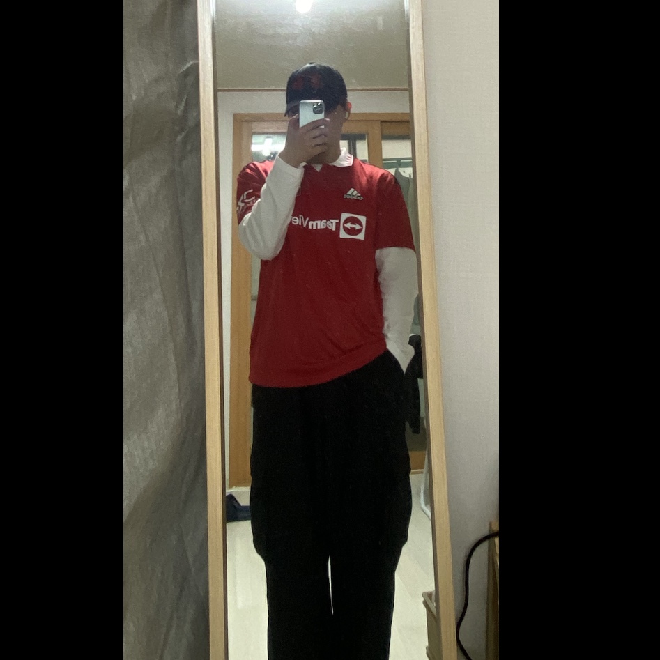 Adidas Manchester United 2022/23 Home Jersey Real Red - US Sizing (Non Marking Ver.), Darkr8m Studio Upside Down Red Logo Cap 착용 스타일