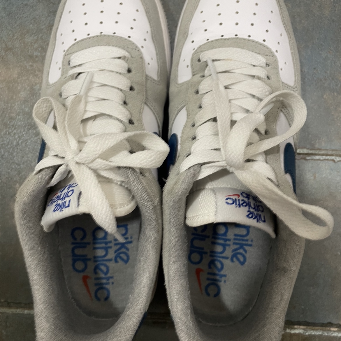 Nike Air Force 1 '07 LV8 Athletic Club Light Smoke Grey Marina 착용 스타일