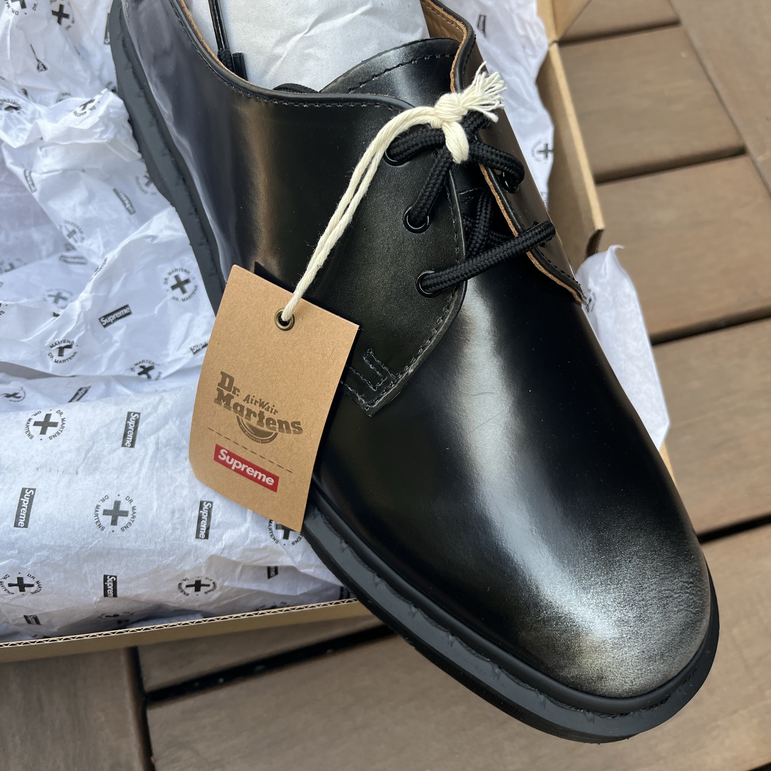 Dr. Martens x Supreme 1461 Gray Silver 착용 스타일 - 1