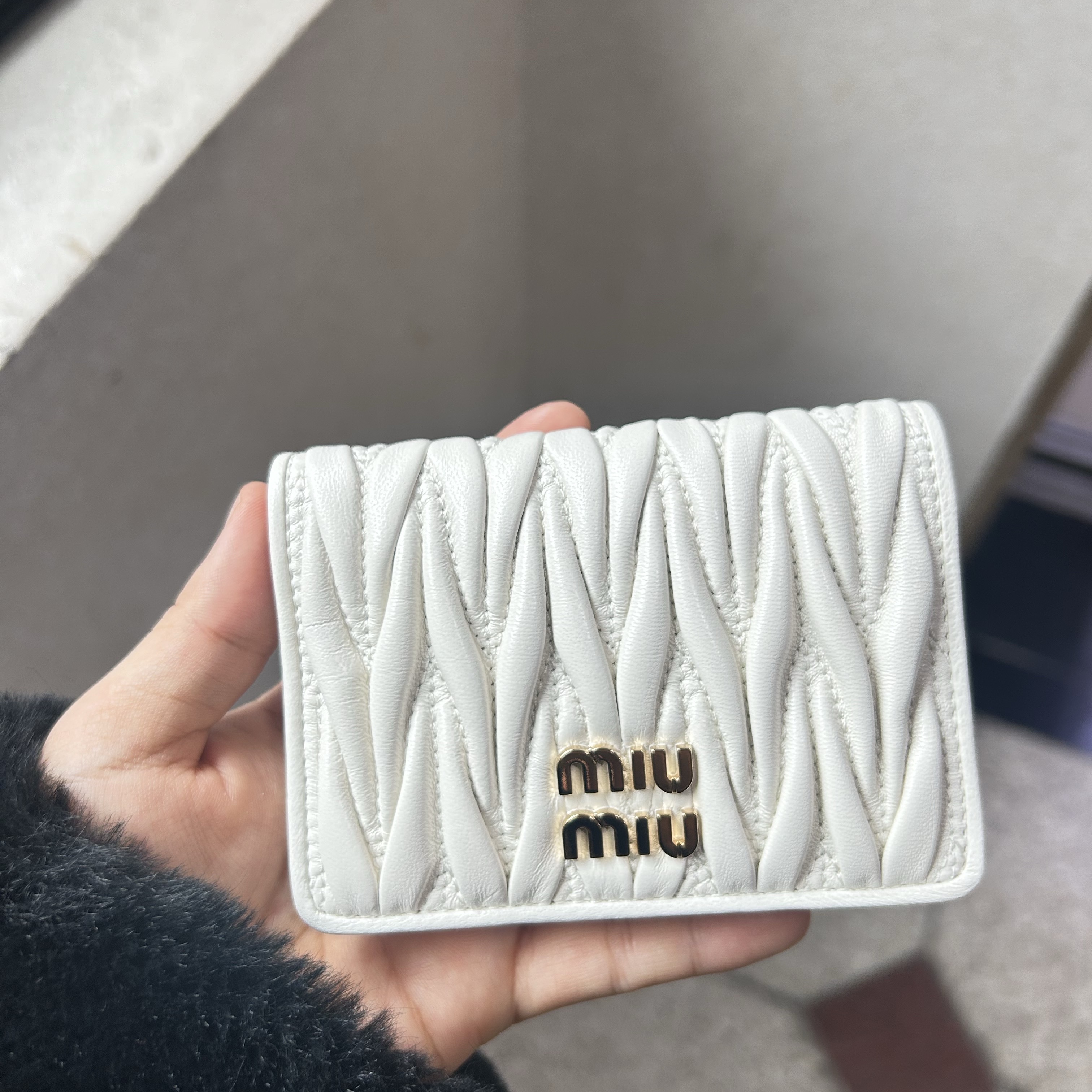 Miu Miu Matelasse Nappa Leather Card Holder White 착용 스타일 - 2