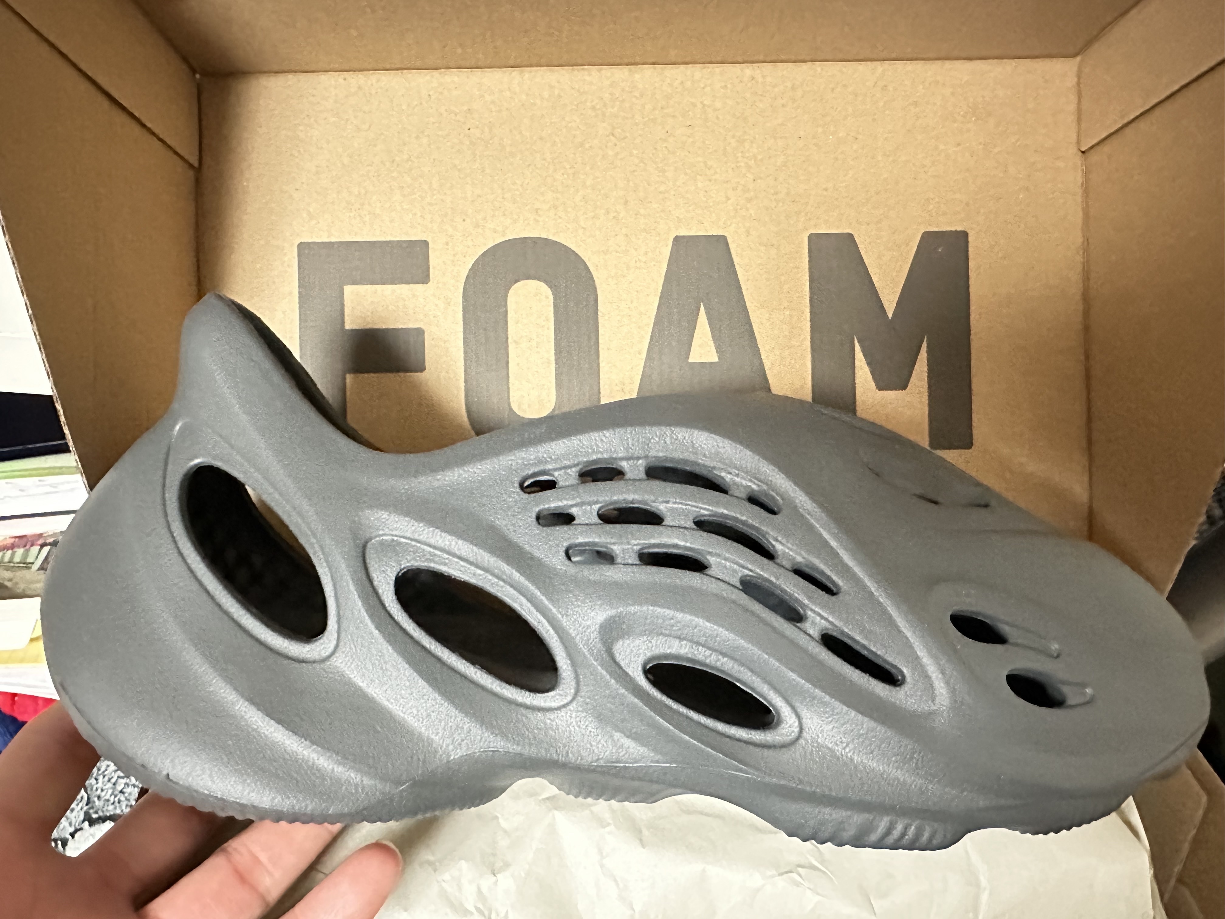 Adidas Yeezy Foam RNNR Carbon 착용 스타일
