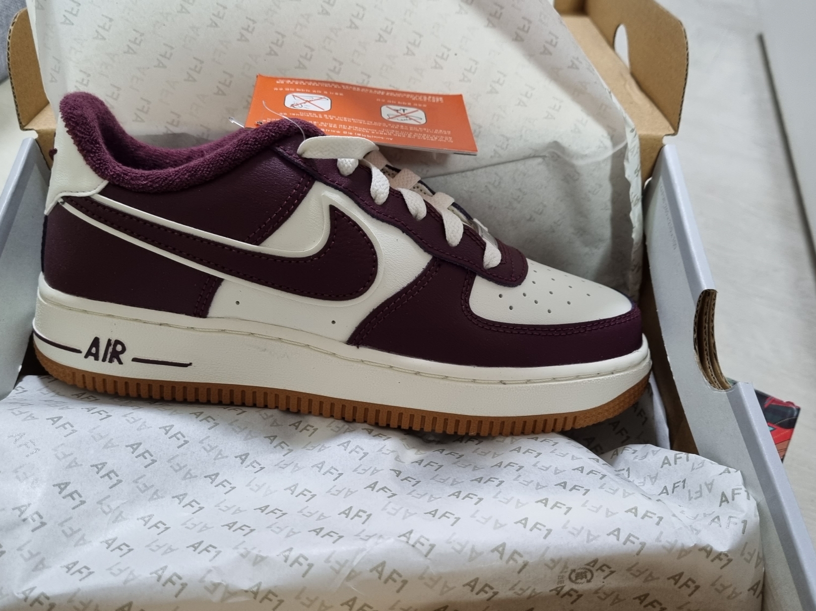 Nike Air Force 1 '07 LV8 Night Maroon 착용 스타일