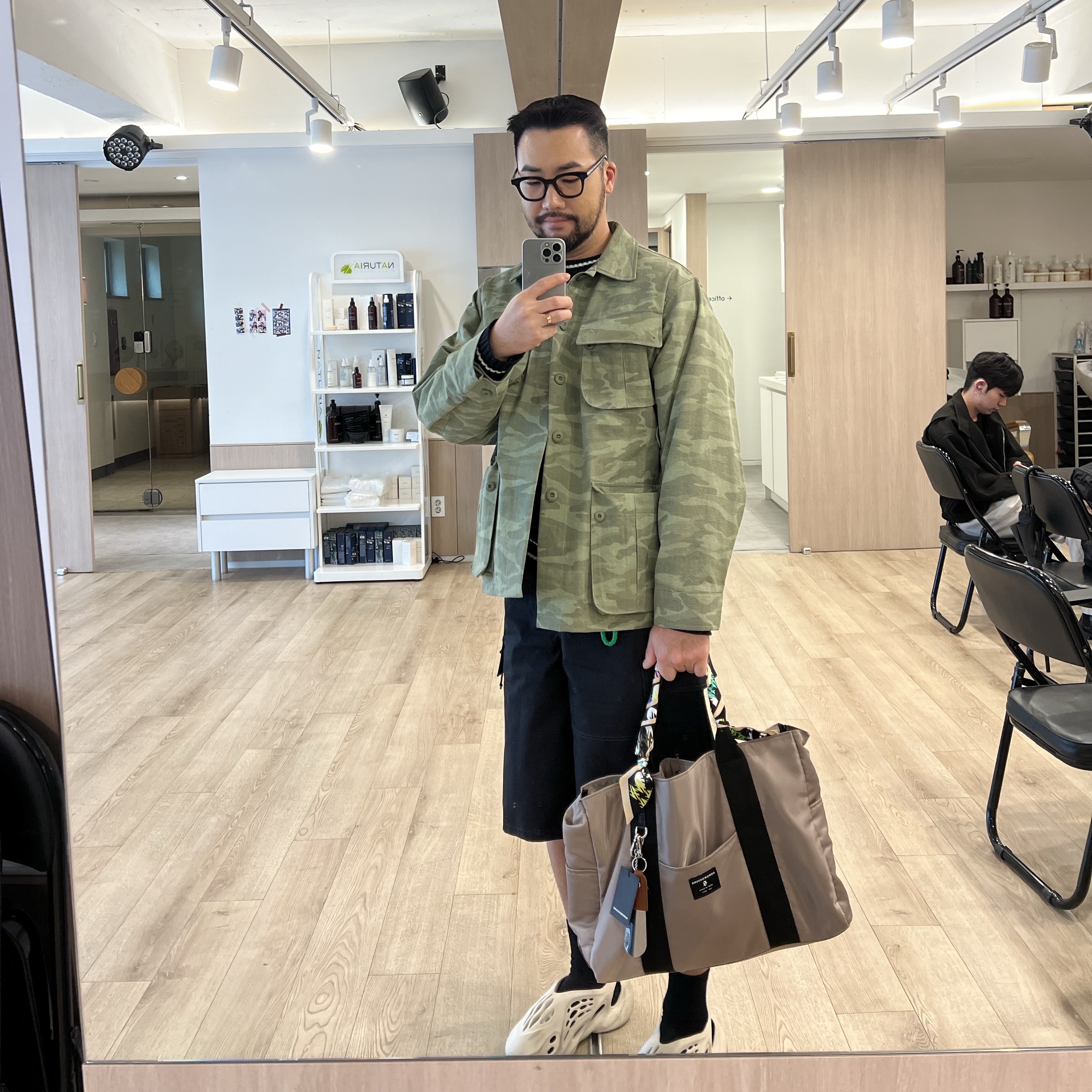 Adidas Yeezy Foam RNNR Sand, (W) Matin Kim Sleeve Lettering Knit Pullover Black 착용 스타일