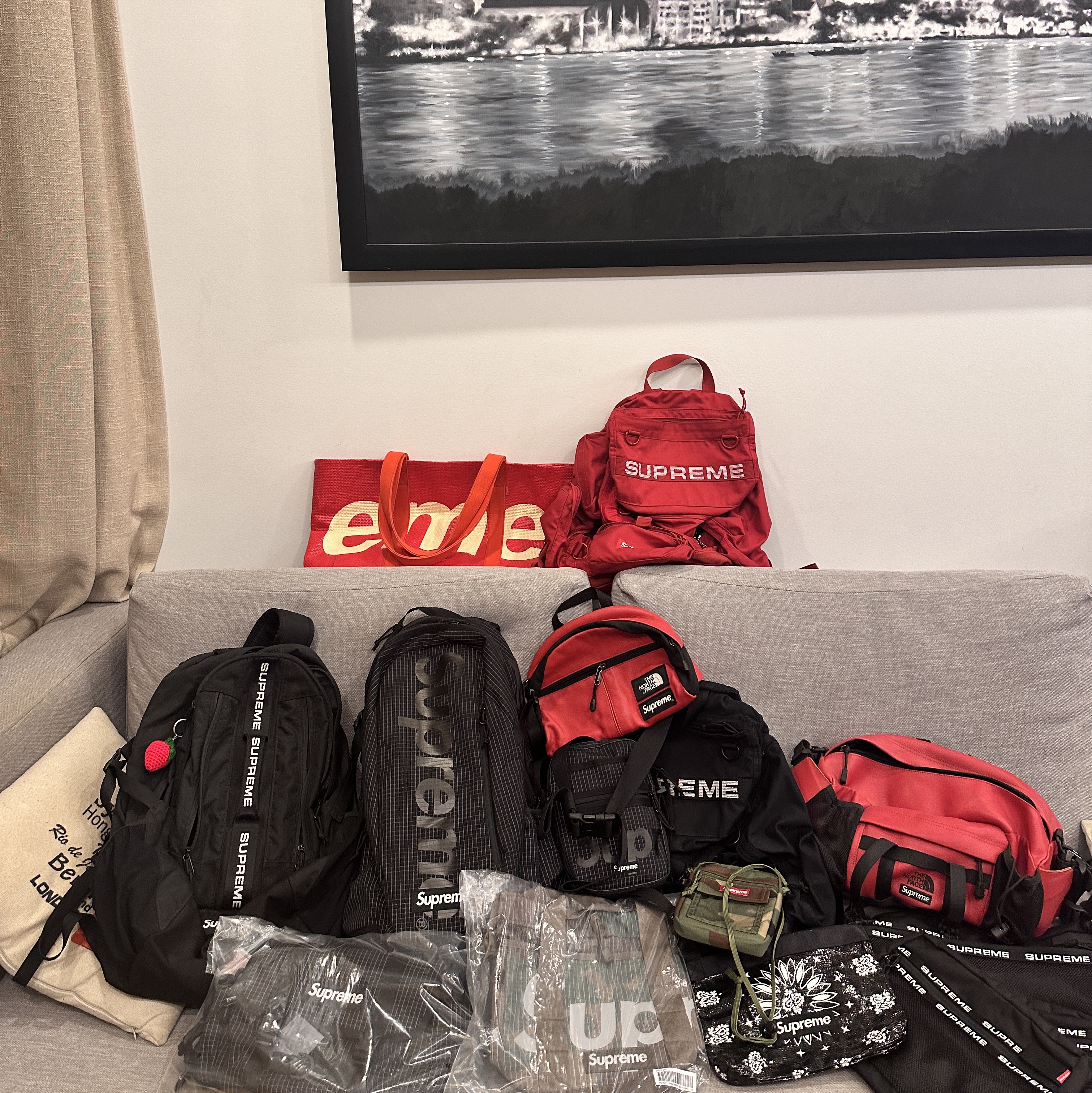 Supreme Backpack Black - 24SS, Supreme Cinch Bag Woodland Camo - 24SS 착용 스타일