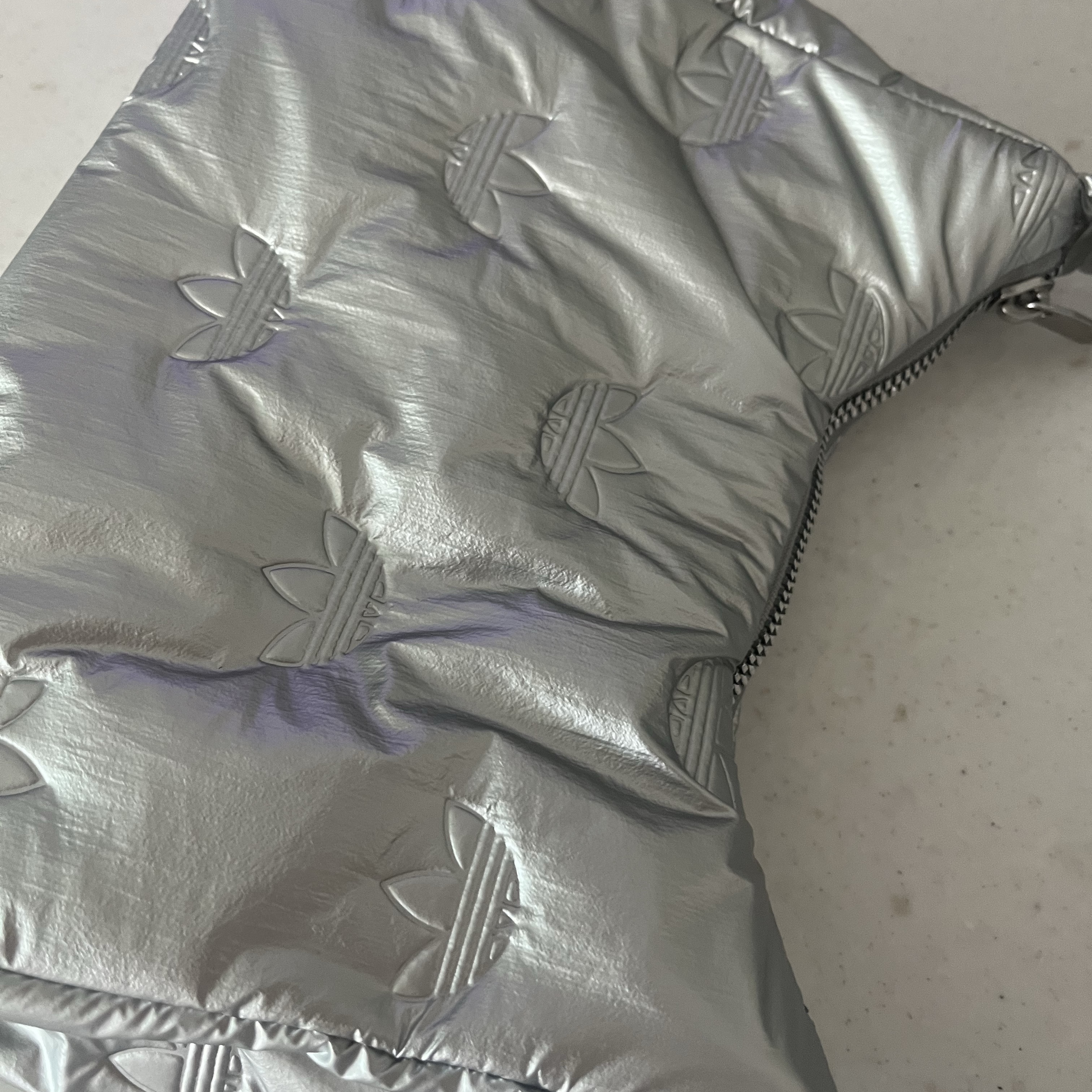 Adidas Puffy Satin Mini Shoulder Bag Silver Metallic 착용 스타일