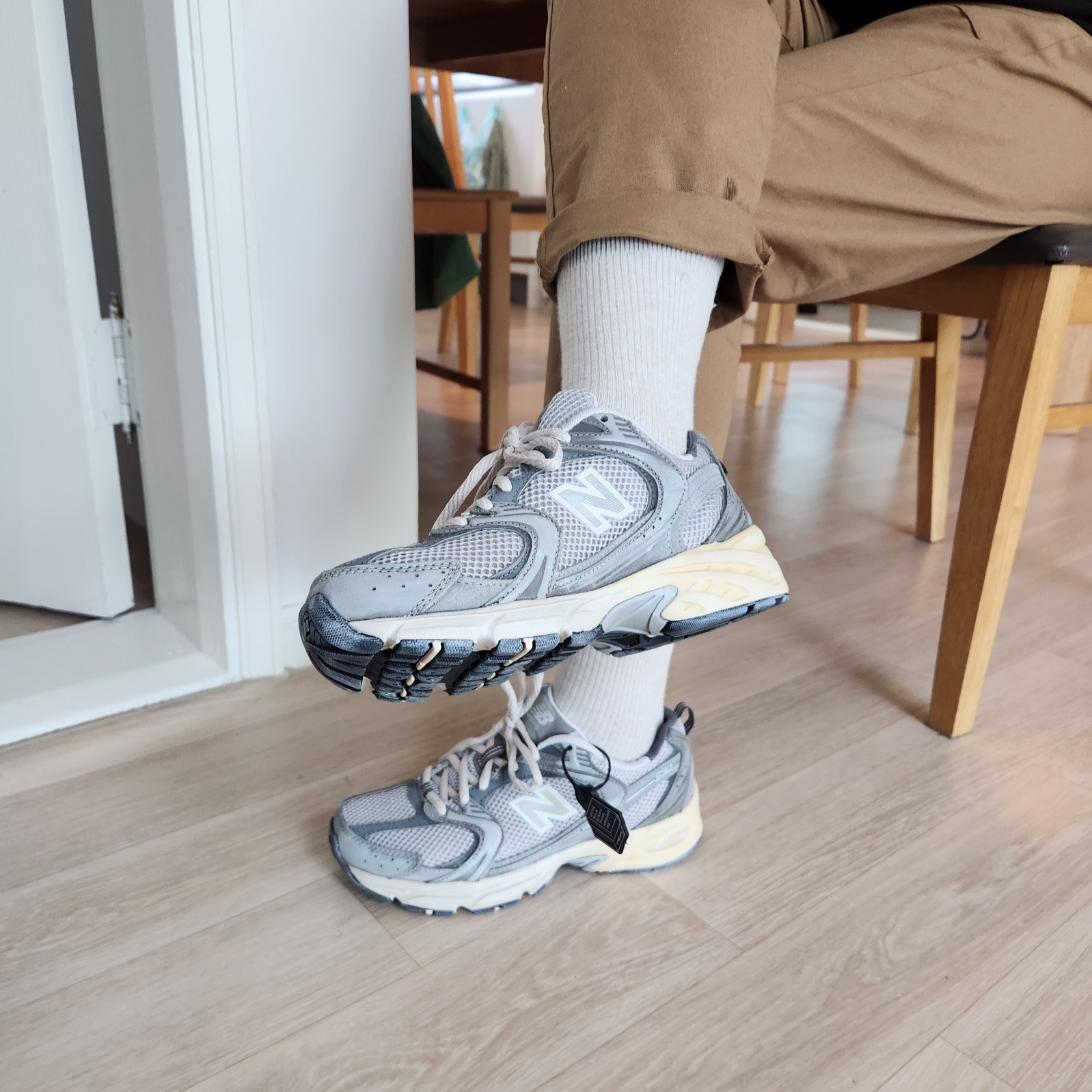 New Balance 530 Premium Vintage Grey Matter 착용 스타일 - 1