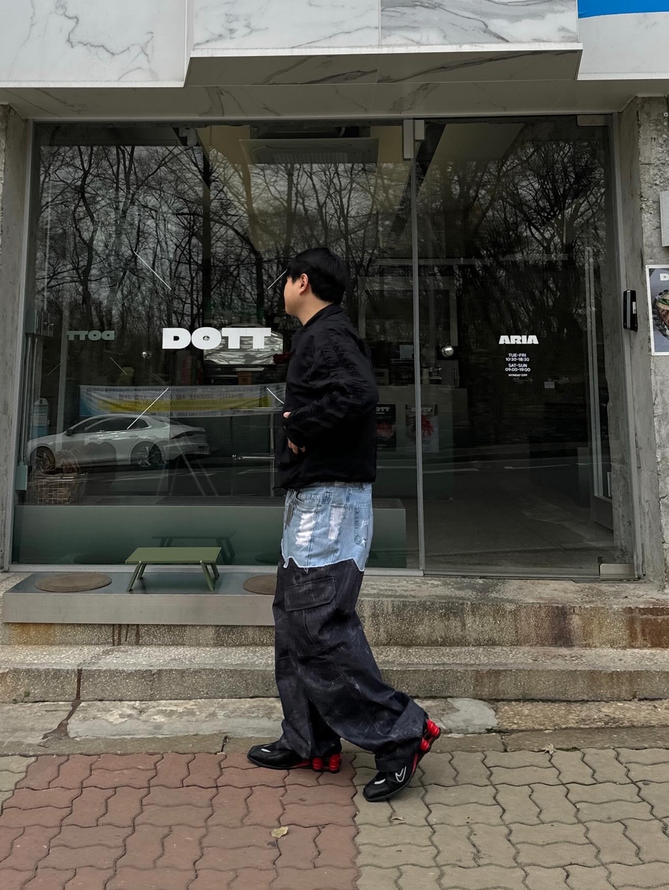 Nike x Martine Rose Shox MR4 Black 착용 스타일 - 2