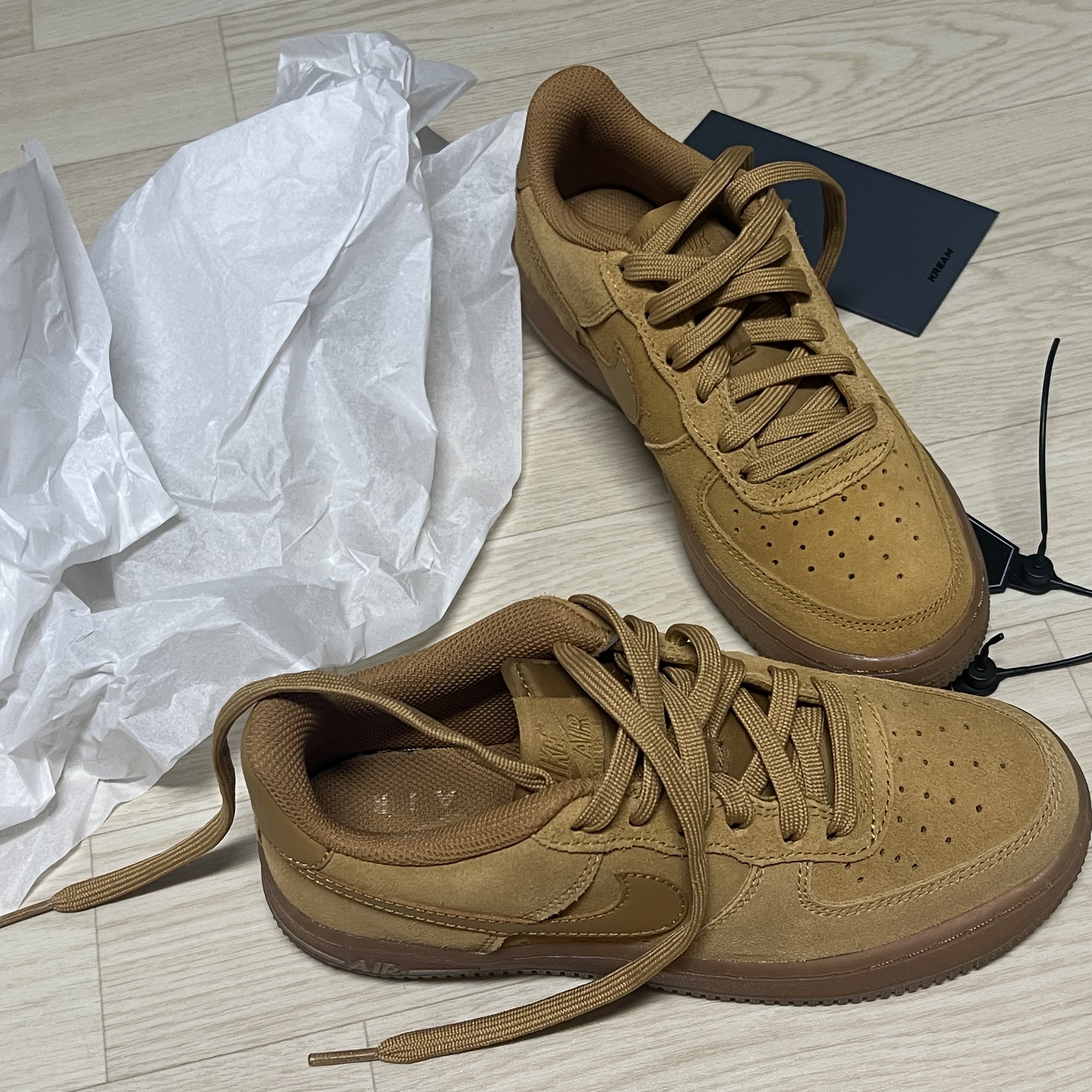 (GS) Nike Air Force 1 LV8 3 Wheat 착용 스타일 - 3