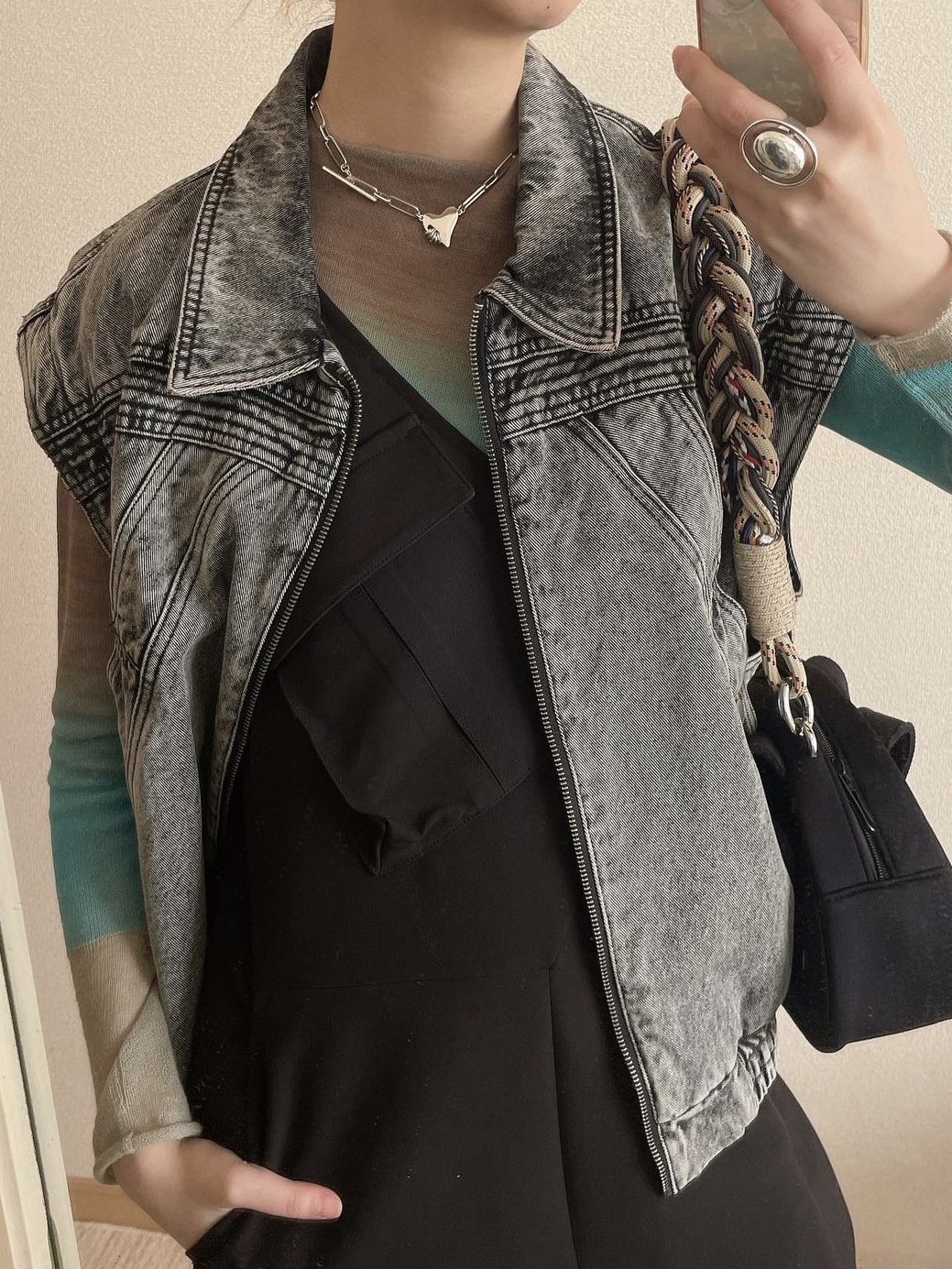 Perverze Women Double Face Knit Tops Blue 착용 스타일 - 2