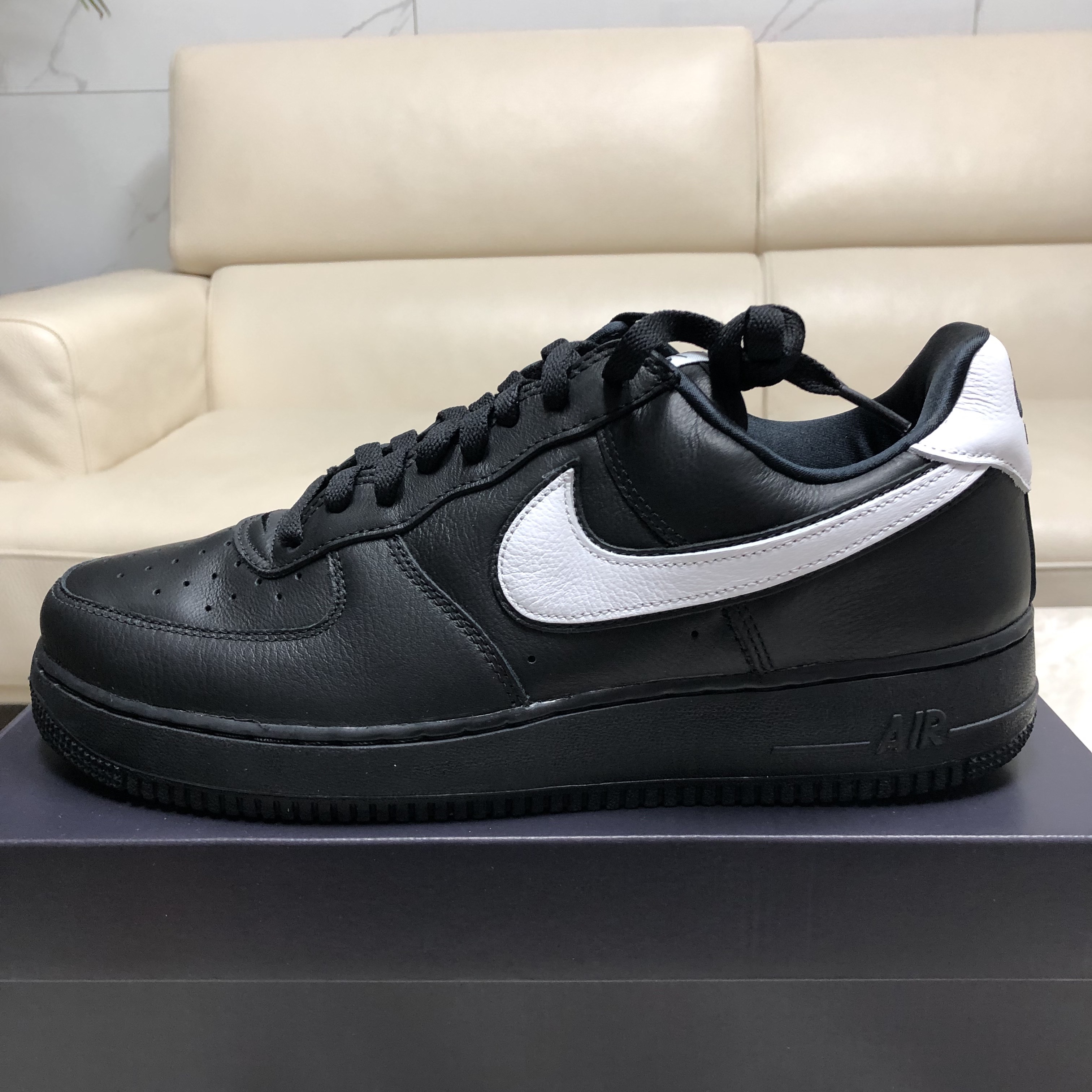 Nike Air Force 1 Low QS Black White 착용 스타일 - 3