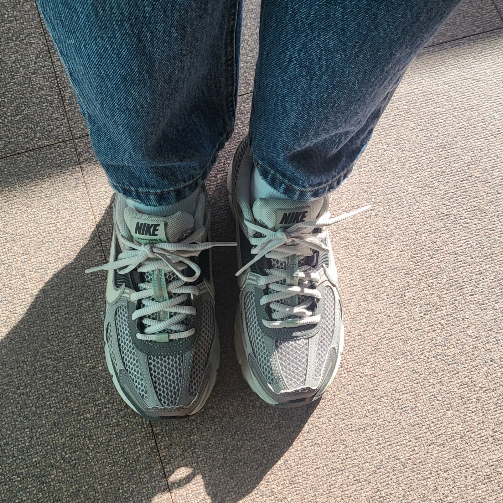 (W) Nike Zoom Vomero 5 Cobblestone and Flat Pewter 착용 스타일
