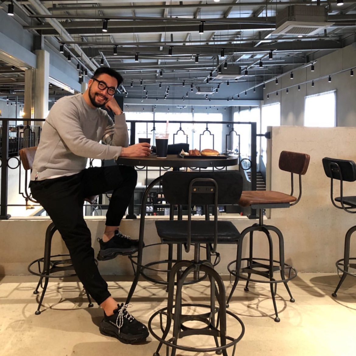 Thom Browne Engineered 4-Bar Sweatshirt Light Grey, Balenciaga Triple S Sneakers Clear Sole Black 착용 스타일