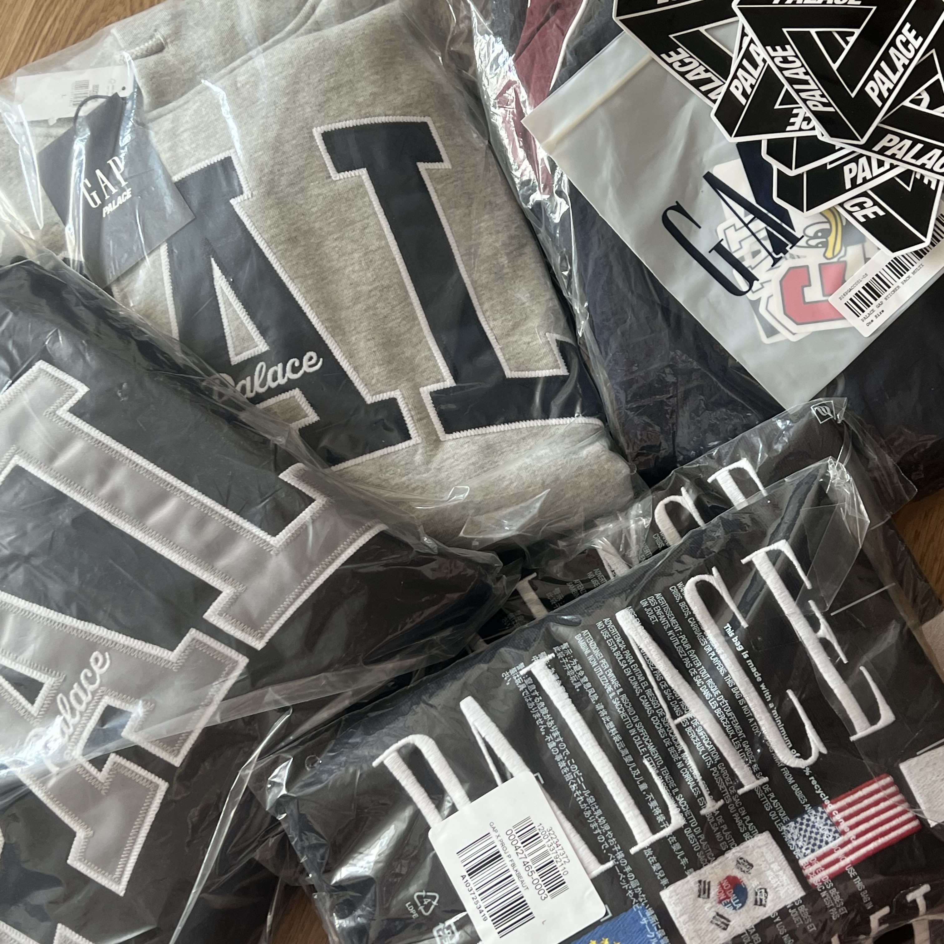 Palace x Gap Hood Grey - 24SS, Palace x Gap Nylon Track Top Navy Red - 24SS 착용 스타일