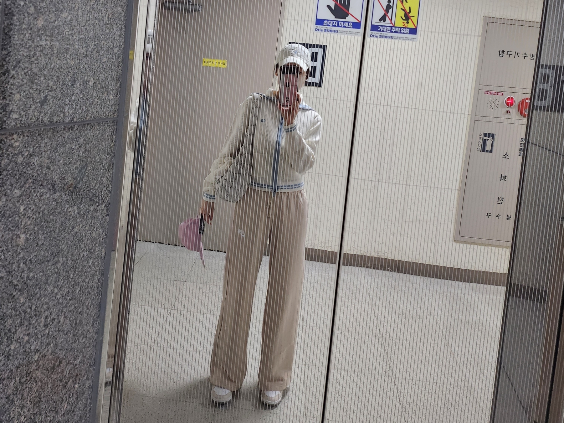 COS Quilted Mini Bag Light Grey, (W) Nike NSW Club Fleece Mid Rise Wide Leg Sweatpants Sanddrift White - Asia 착용 스타일