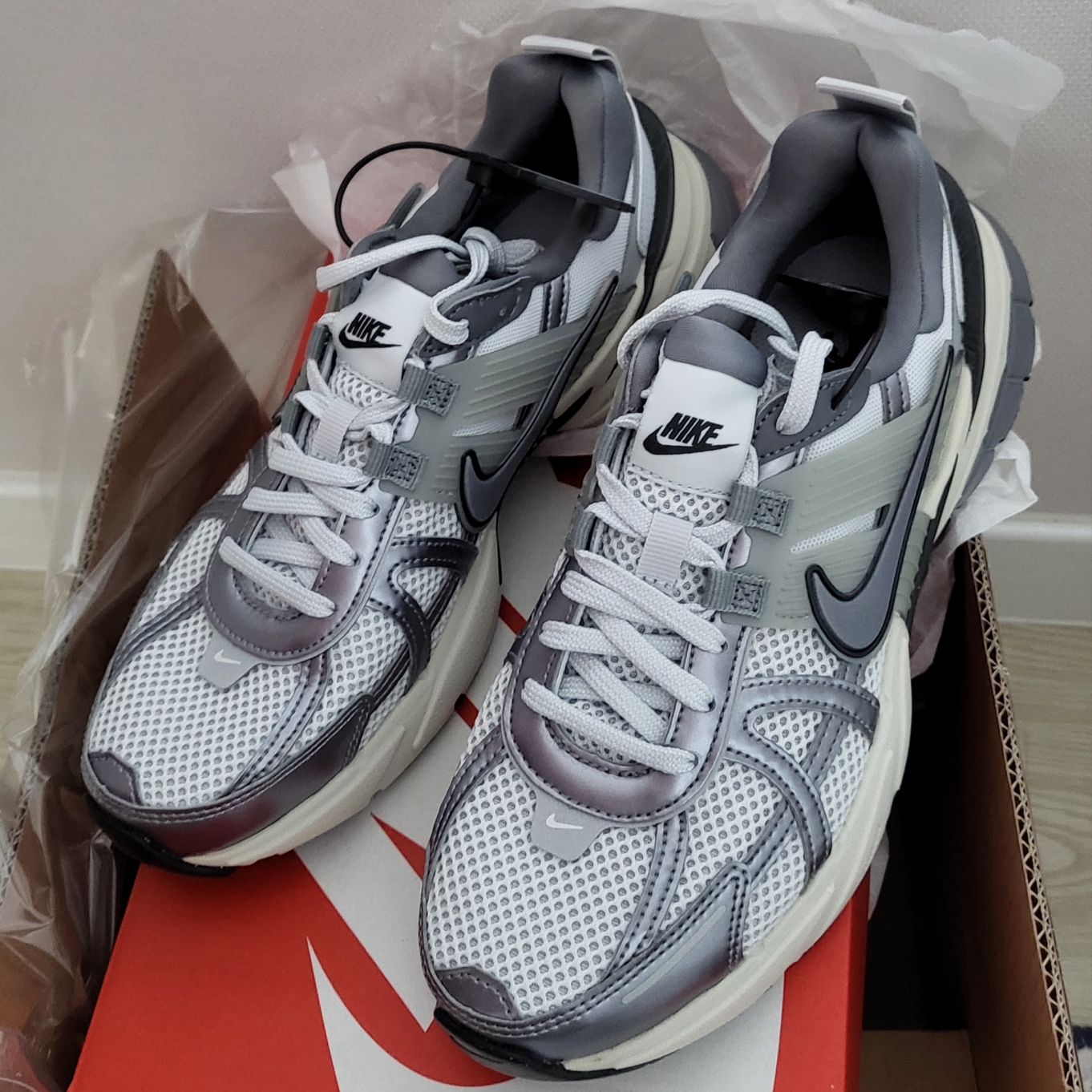 Nike V2K Run Pure Platinum Wolf Grey 착용 스타일