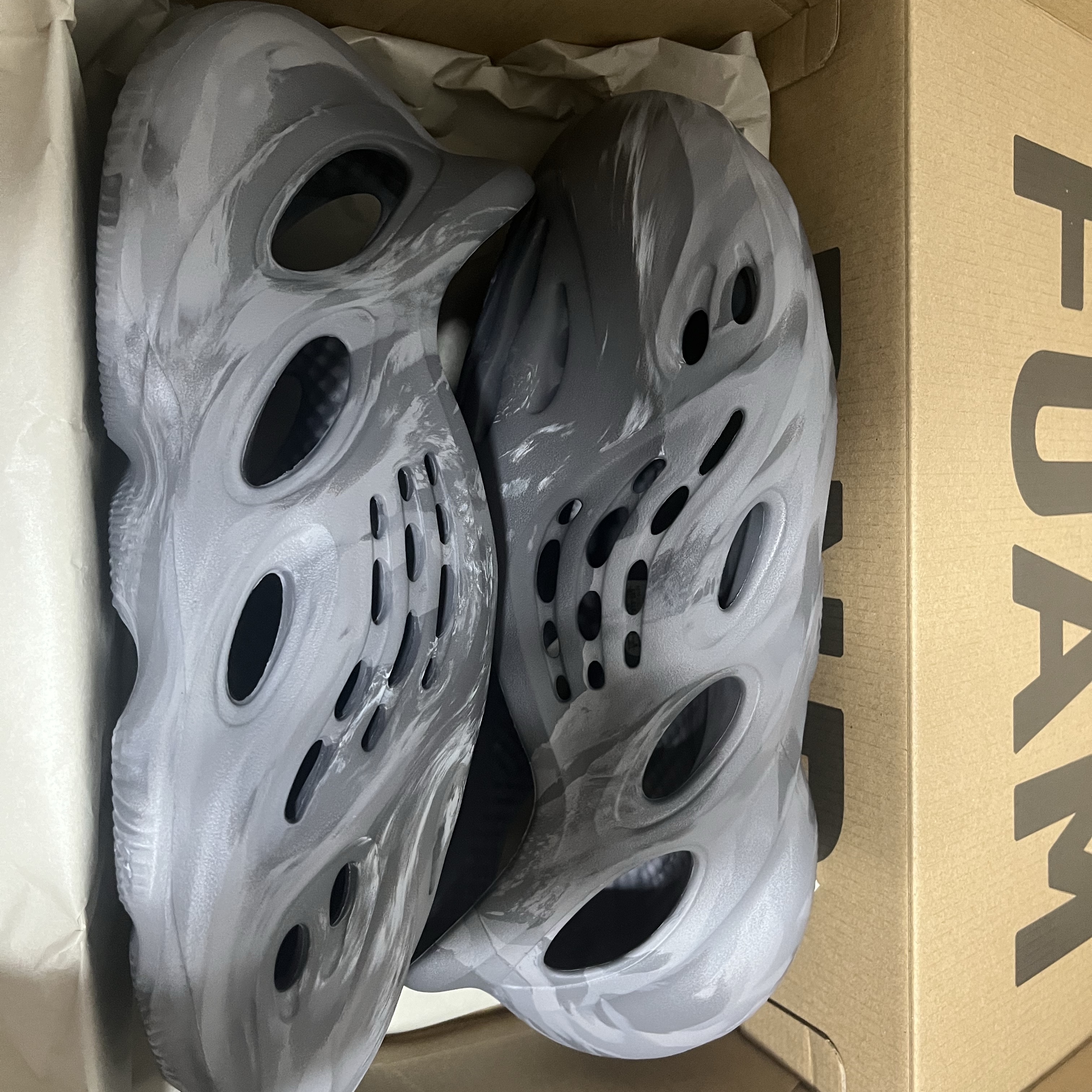 Adidas Yeezy Foam RNNR MX Granite 착용 스타일