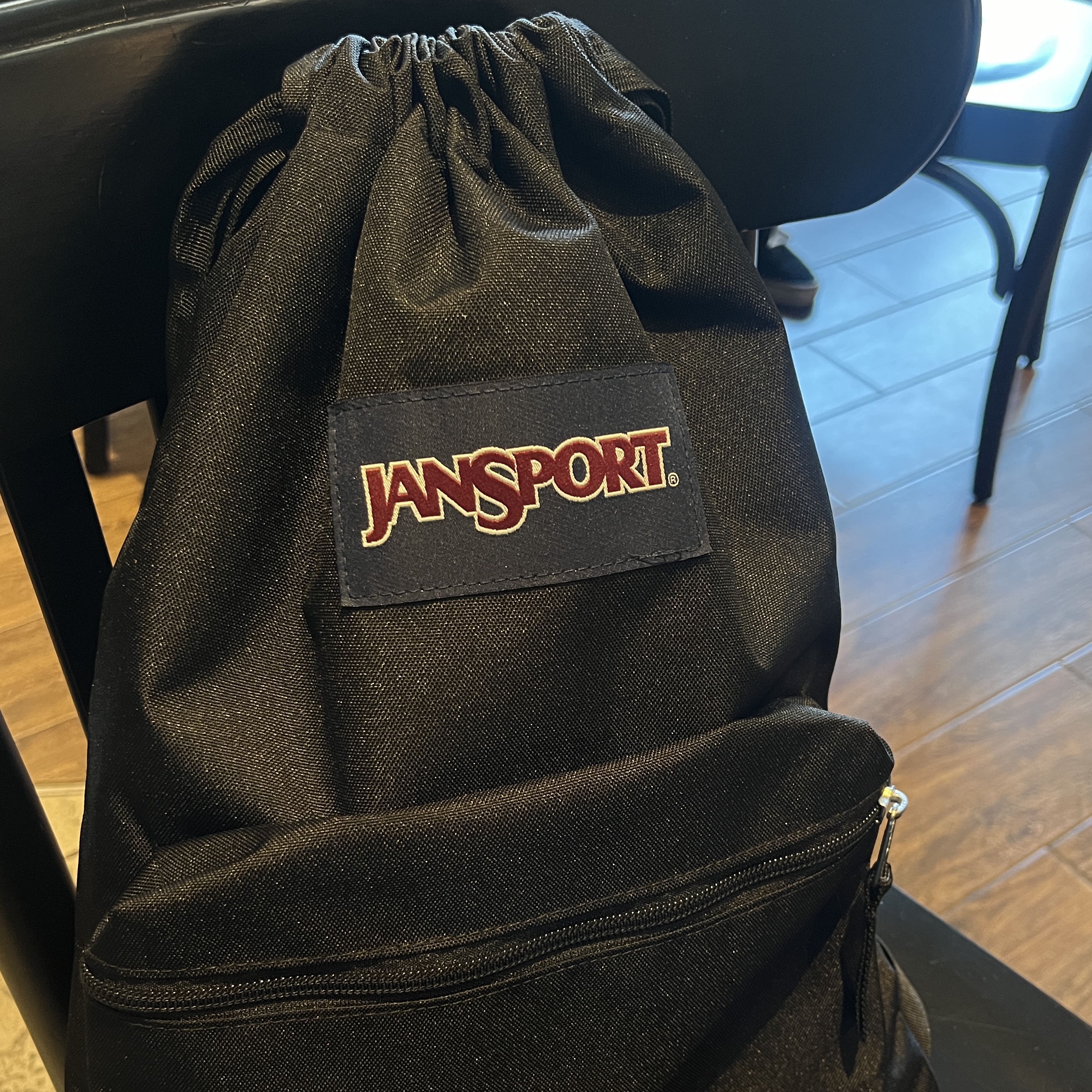 Jansport Draw Sack Black 착용 스타일