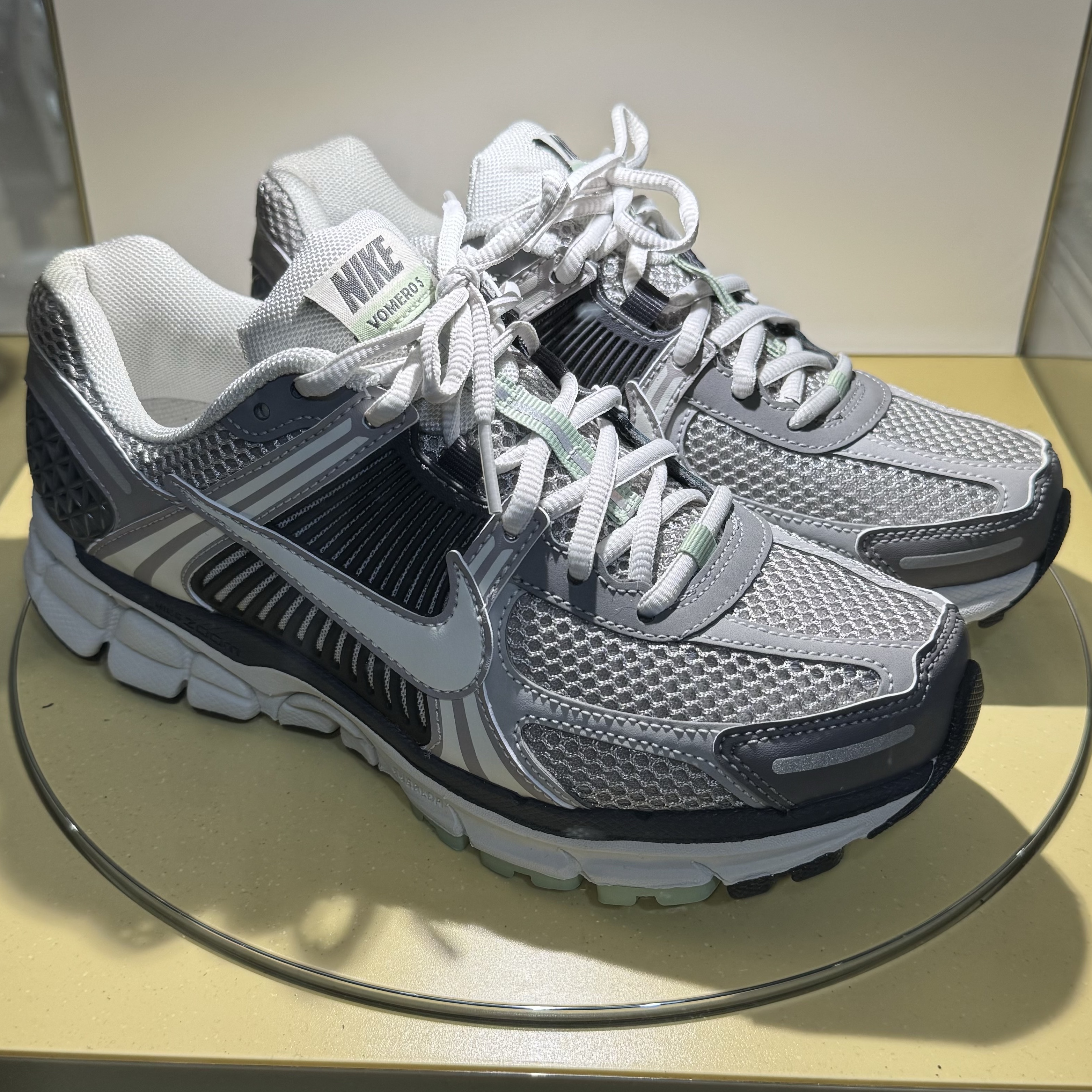 (W) Nike Zoom Vomero 5 Cobblestone and Flat Pewter 착용 스타일 - 3