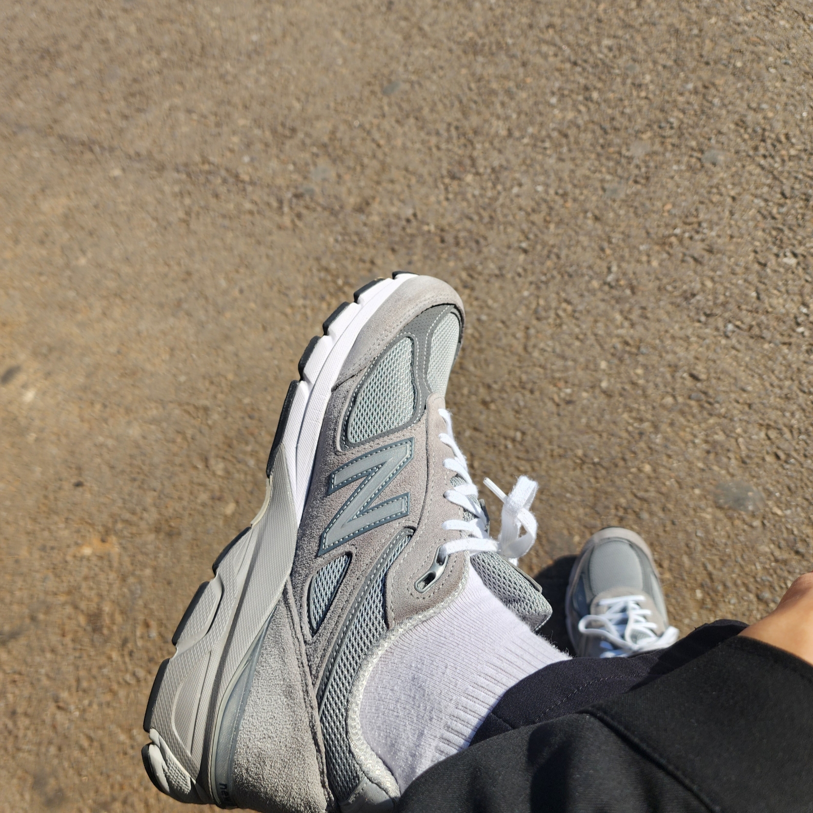 New Balance 990v4 Made in USA Grey Silver 착용 스타일 - 3