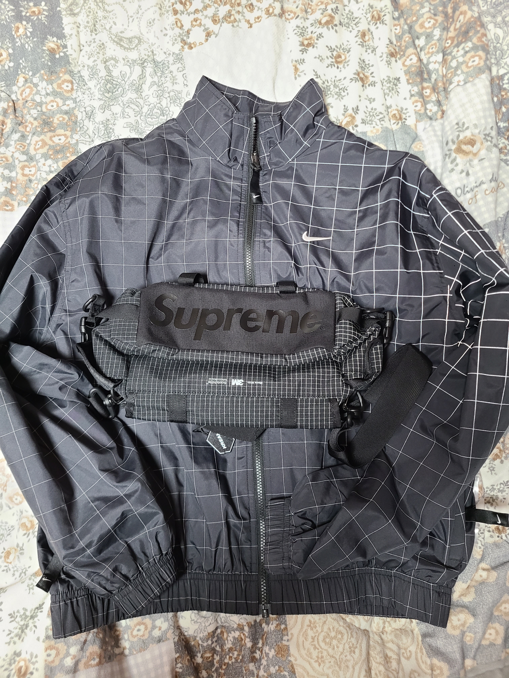 Supreme Mini Duffle Bag Black - 24SS, Nike M NRG Flash Grid Track Jacket Black - US/EU 착용 스타일 - 2