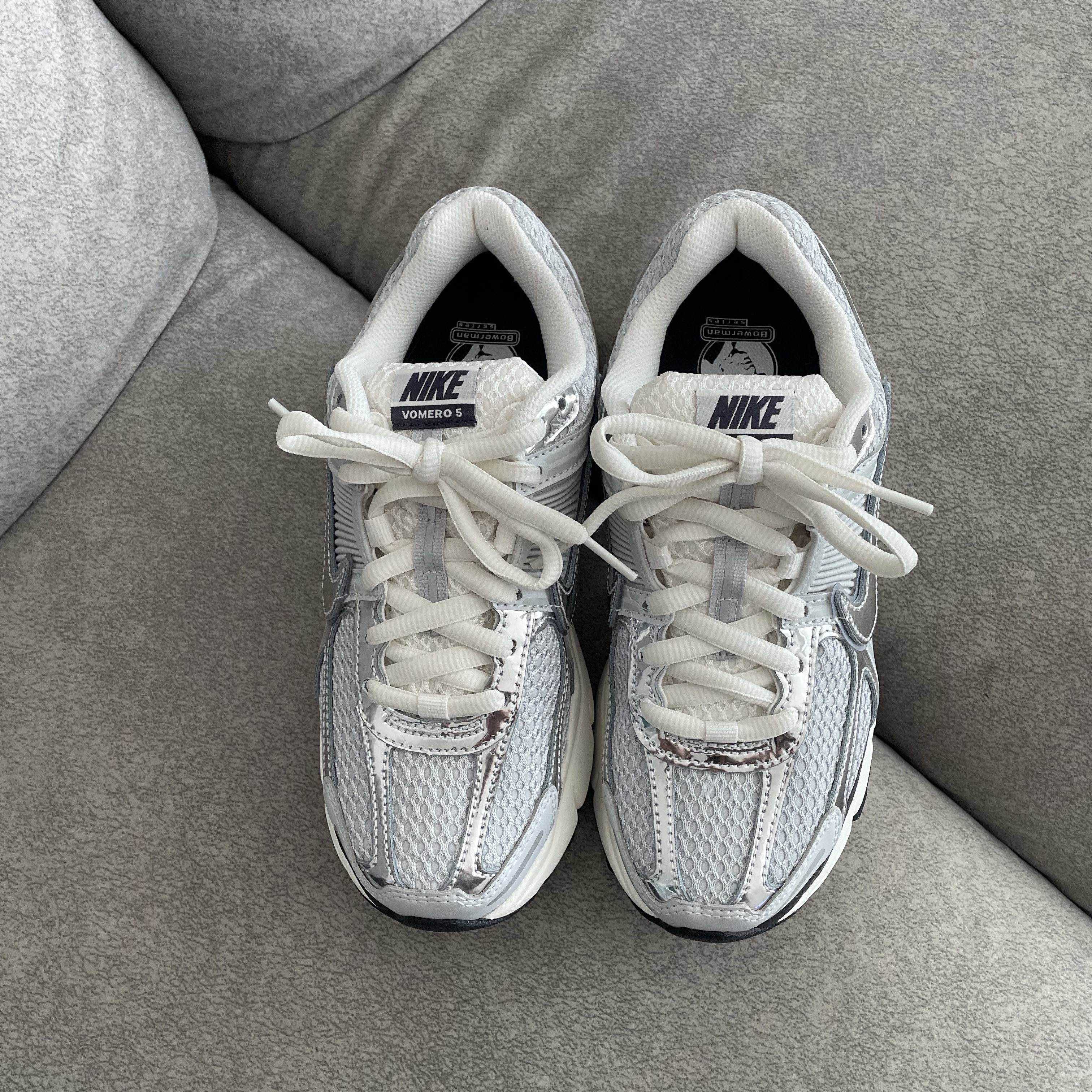 (W) Nike Zoom Vomero 5 Photon Dust and Metallic Silver 착용 스타일