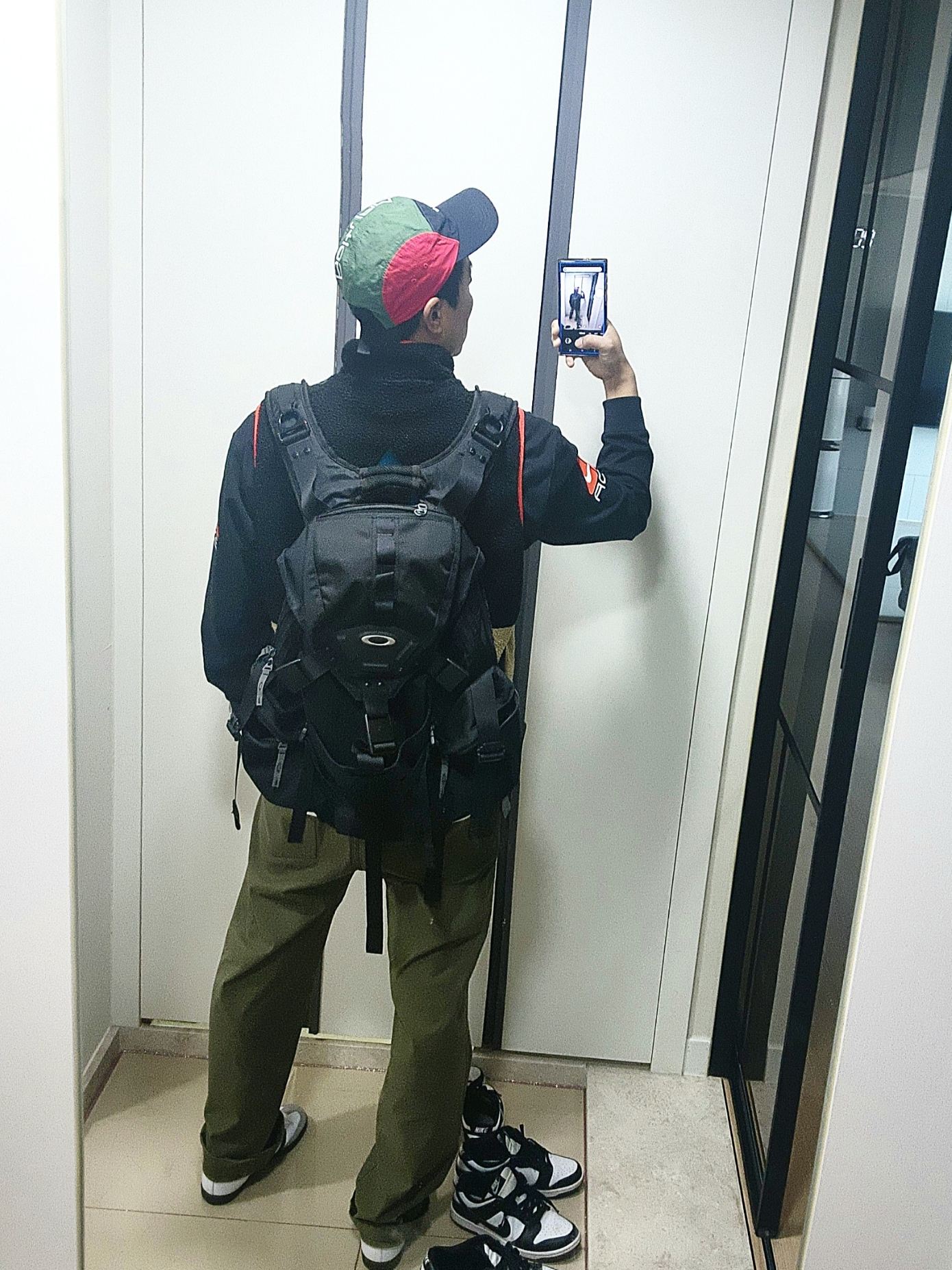 Oakley Icon Backpack 3.0 Black, Nike ACG Vest Black Parachute Beige Geode Teal - US/EU 착용 스타일 - 1