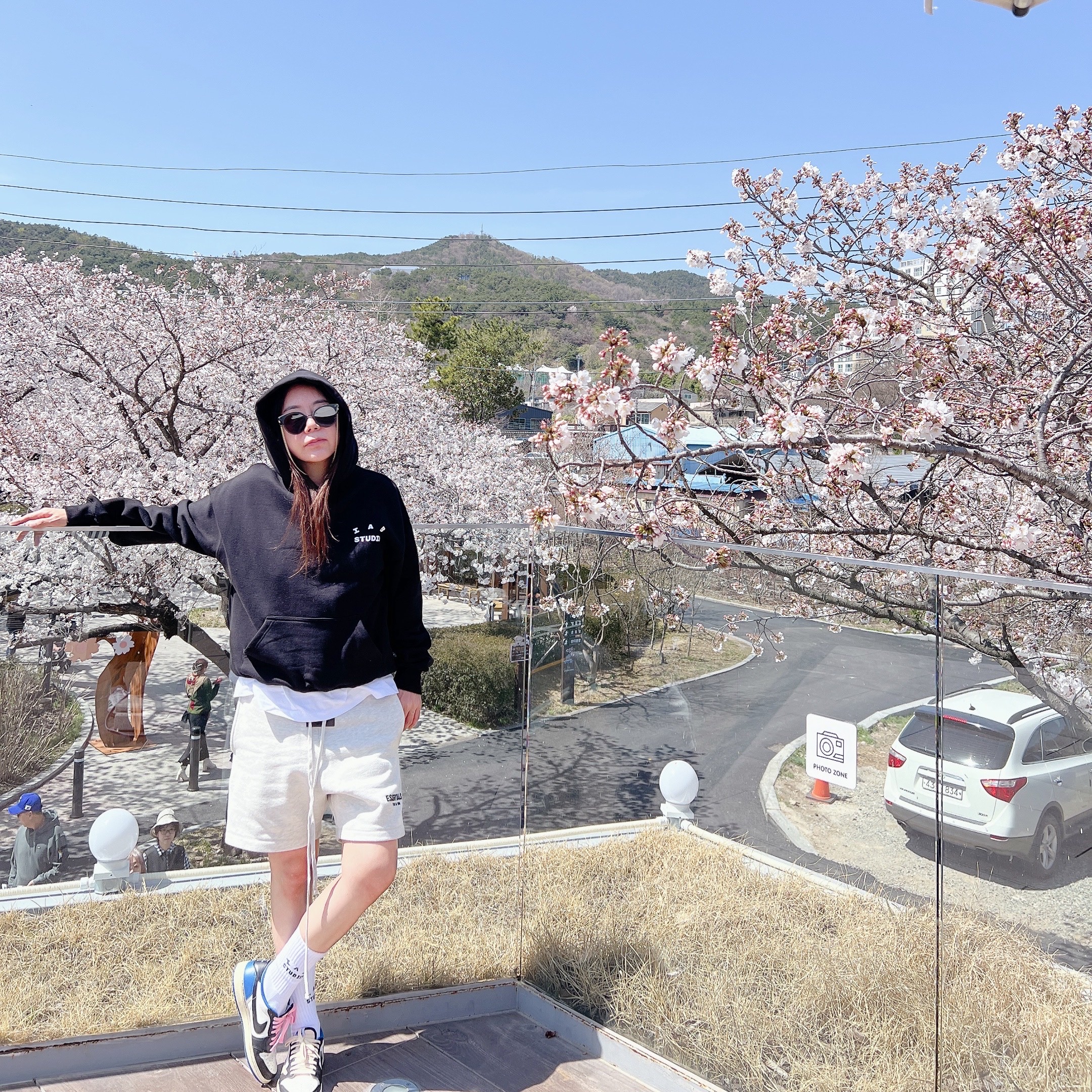 Jordan 1 x Travis Scott x Fragment Retro Low OG SP Military Blue, Essentials The Core Collection Sweatshorts Light Oatmeal 착용 스타일 - 1
