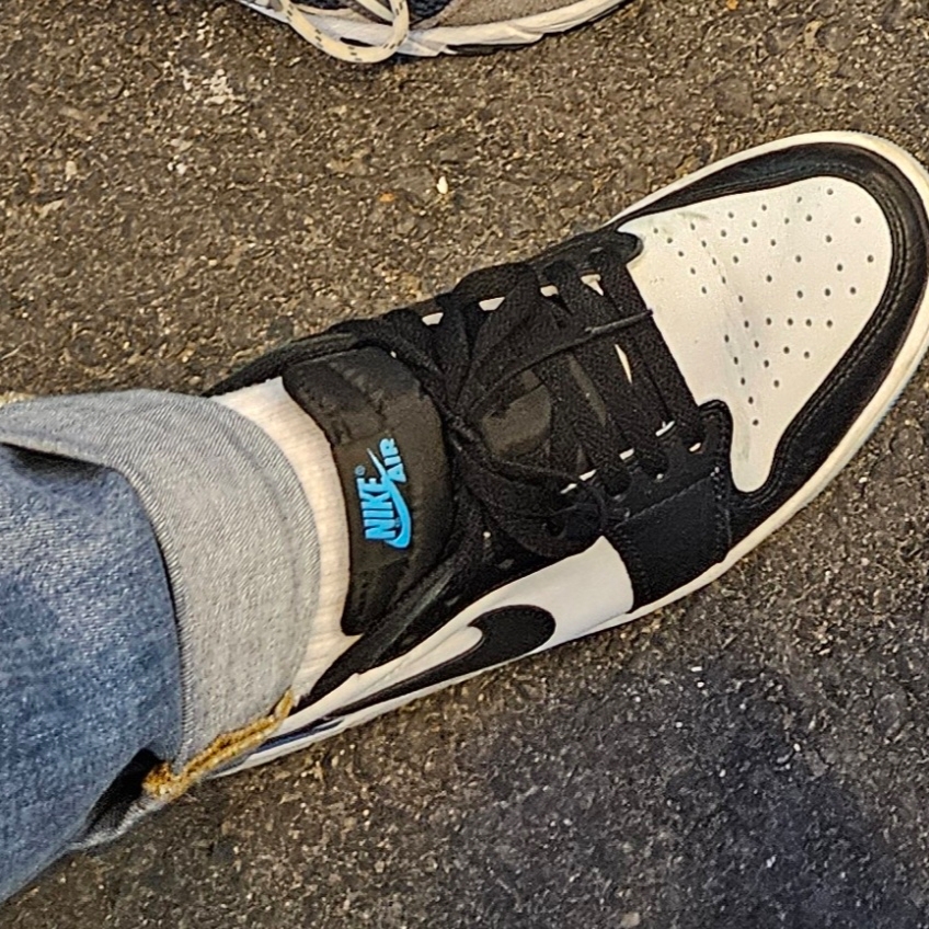 Jordan 1 Retro Low OG Black and Dark Powder Blue 착용 스타일