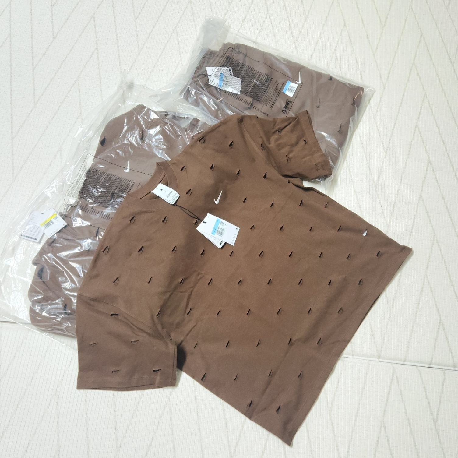 Nike x Jacquemus Swoosh T-Shirt Cacao Wow - Asia, Nike x Jacquemus Swoosh Hoodie Cacao Wow - Asia 착용 스타일 - 1