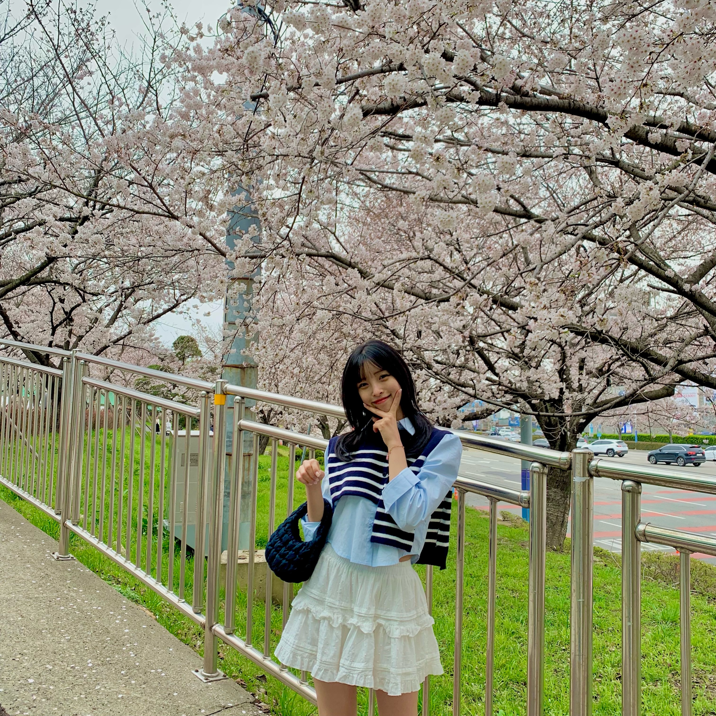 COS Quilted Micro Bag Dark Blue Denim 착용 스타일 - 2