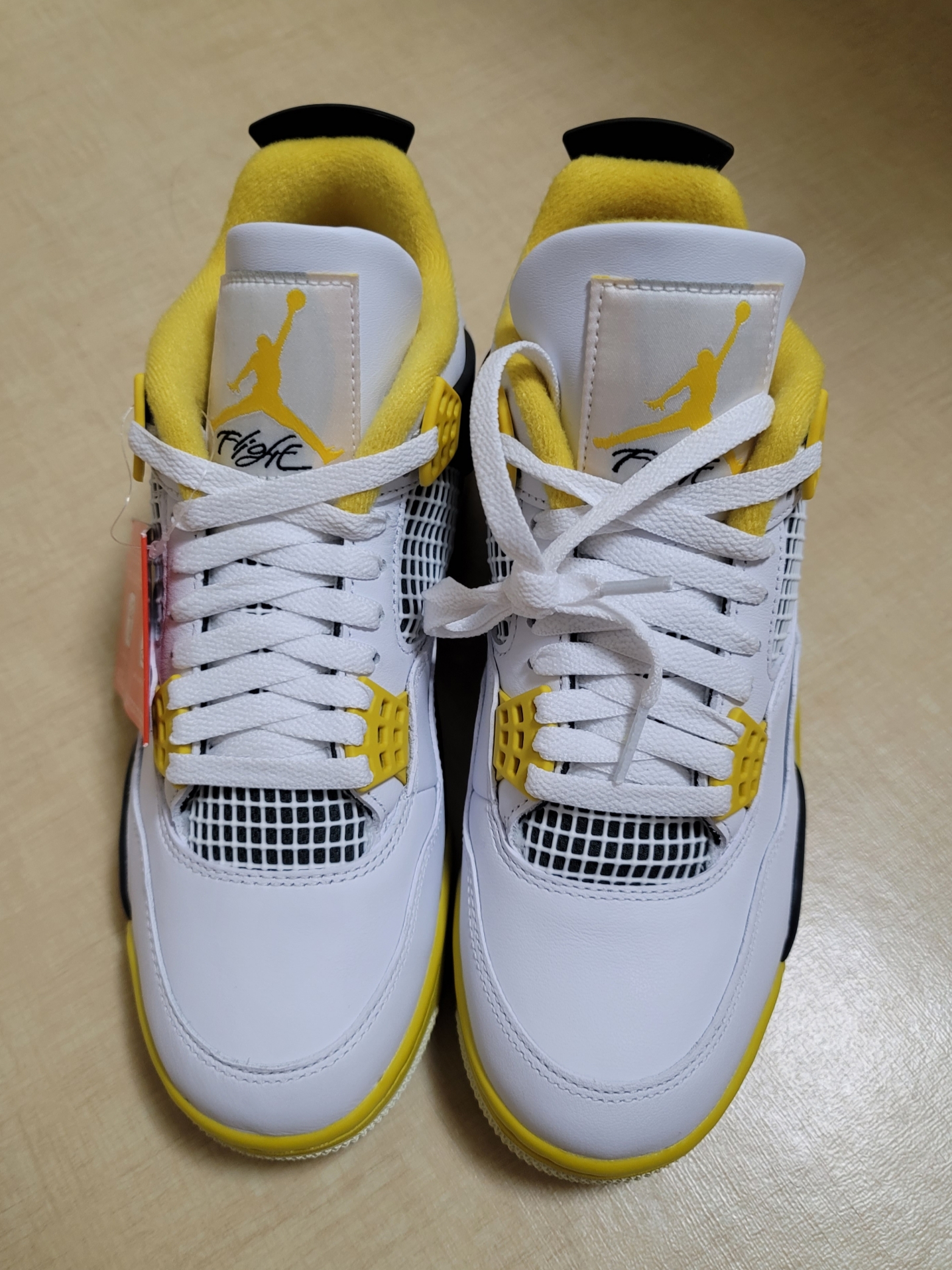 (W) Jordan 4 Retro Vivid Sulfur 착용 스타일 - 1