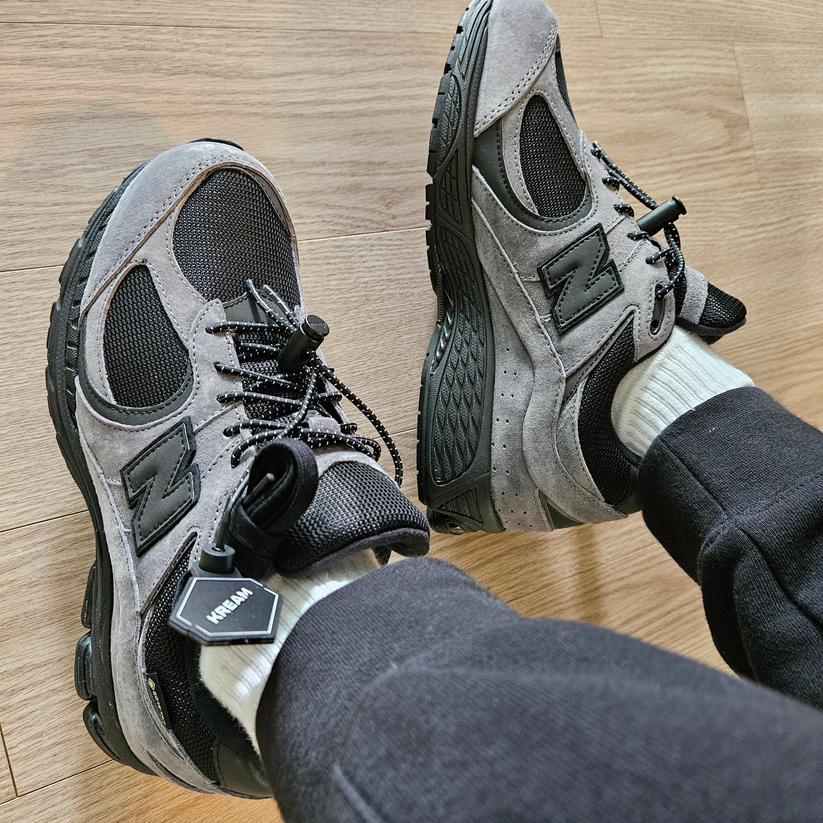 New Balance x JJJJound 2002R Gore-Tex Charcoal 착용 스타일
