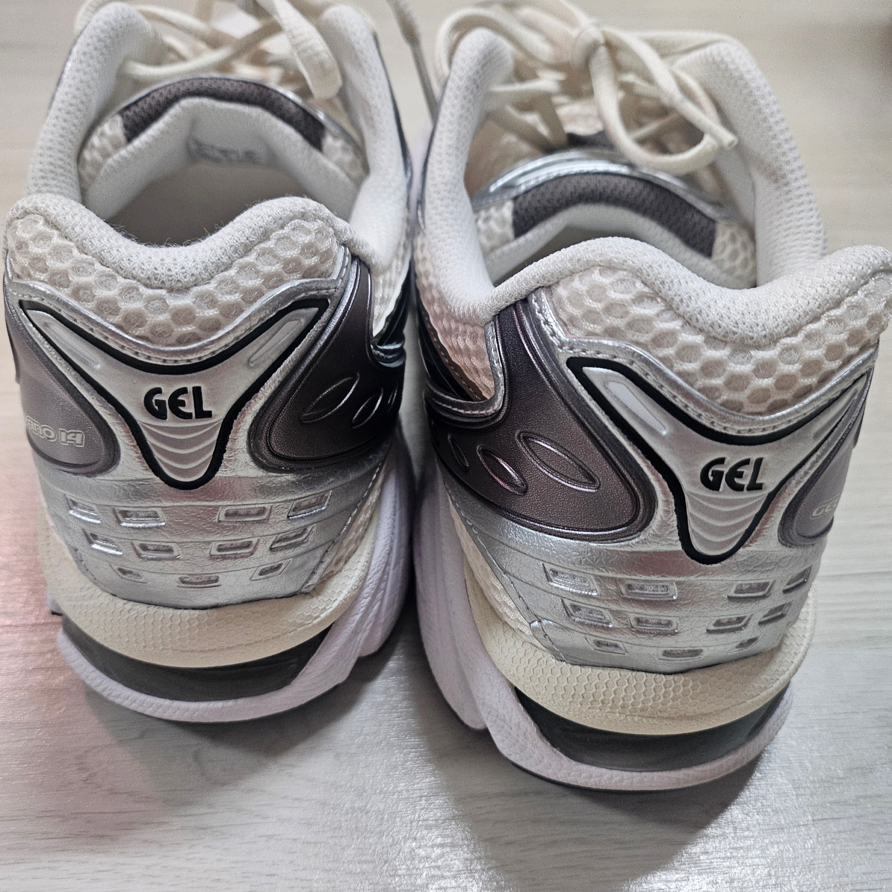Asics Gel-Kayano 14 Cream Black 착용 스타일 - 1