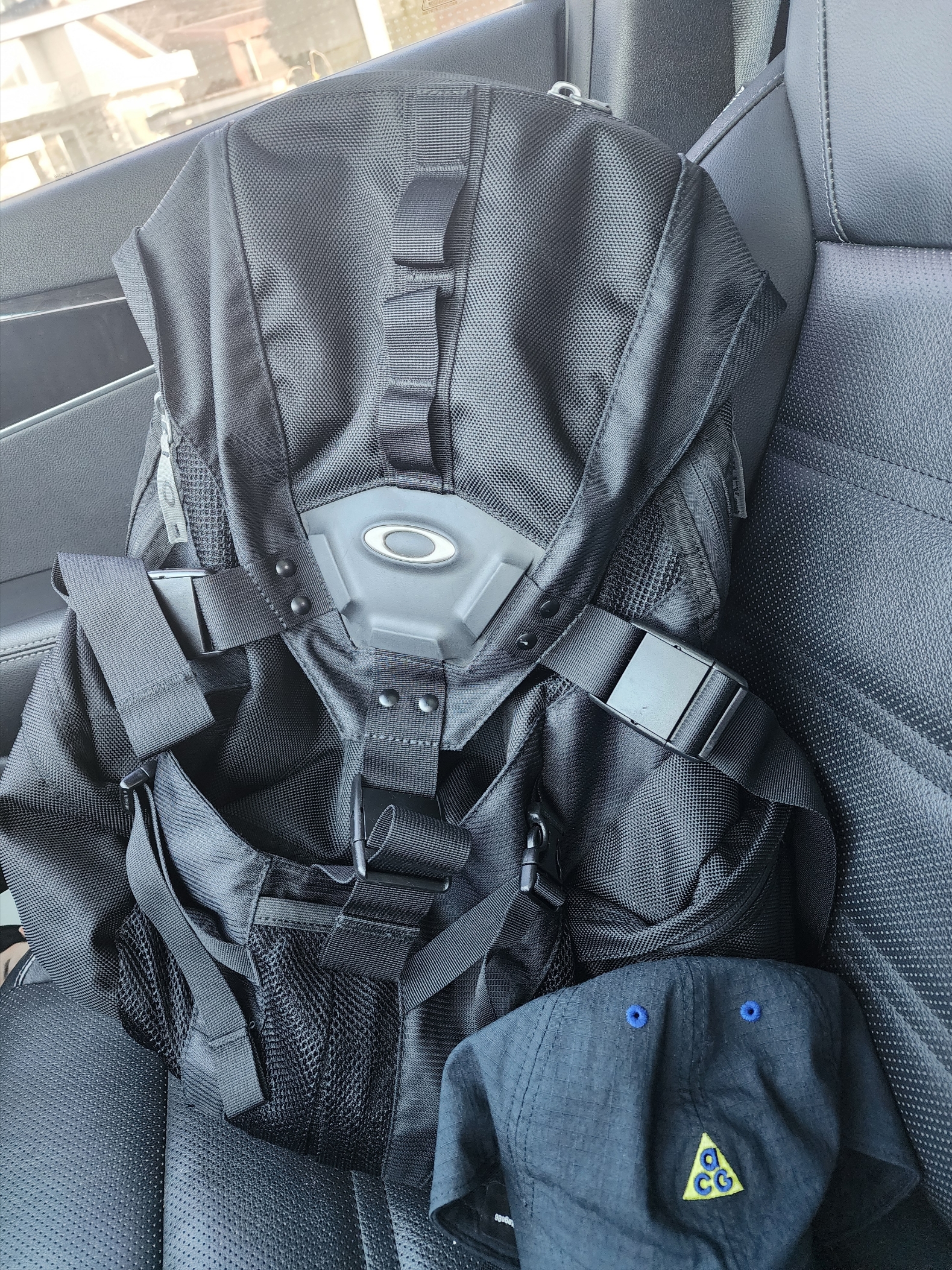 Oakley Icon Backpack 3.0 Black, Nike ACG Vest Black Parachute Beige Geode Teal - US/EU 착용 스타일 - 2
