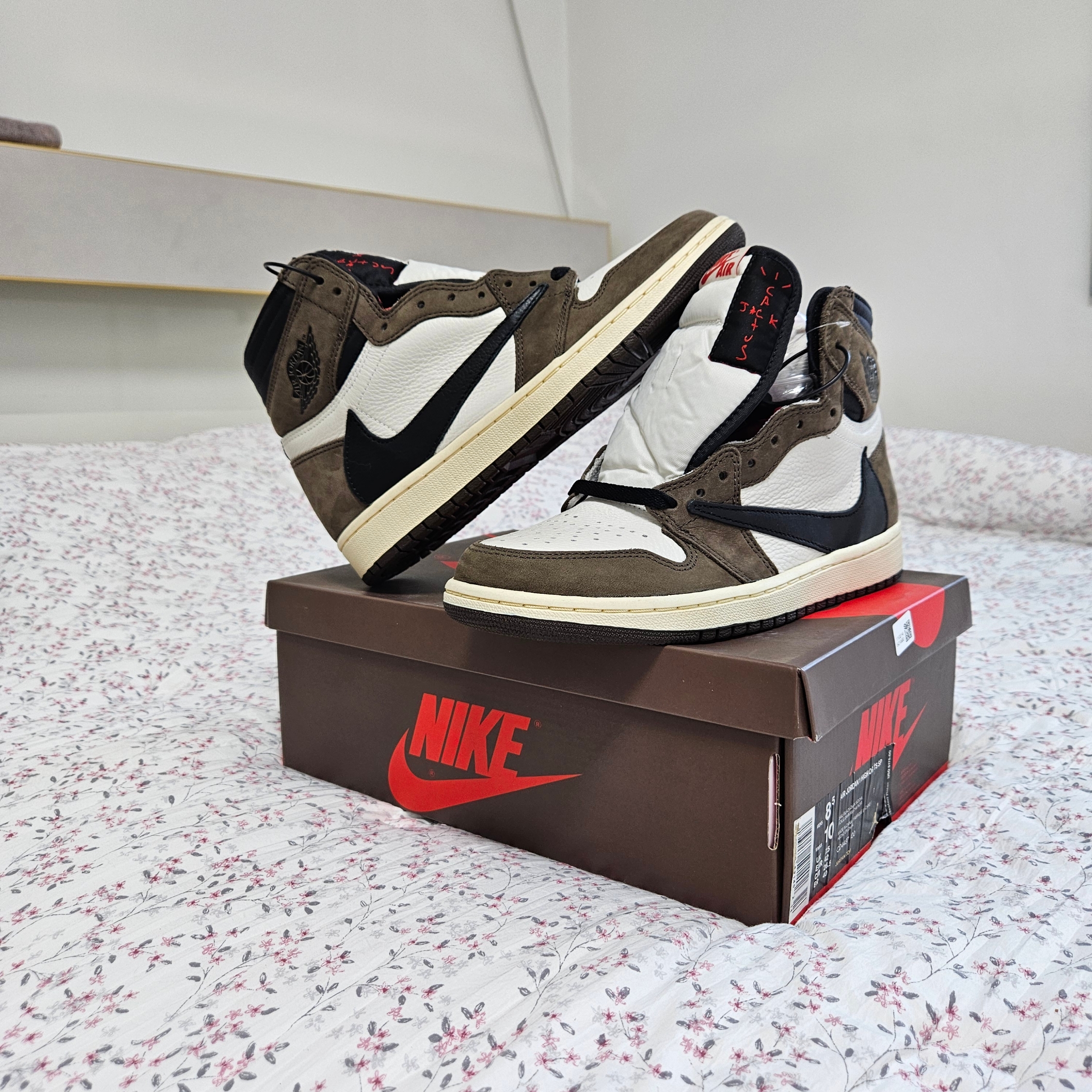 Jordan 1 x Travis Scott Retro High OG SP Mocha 착용 스타일 - 1