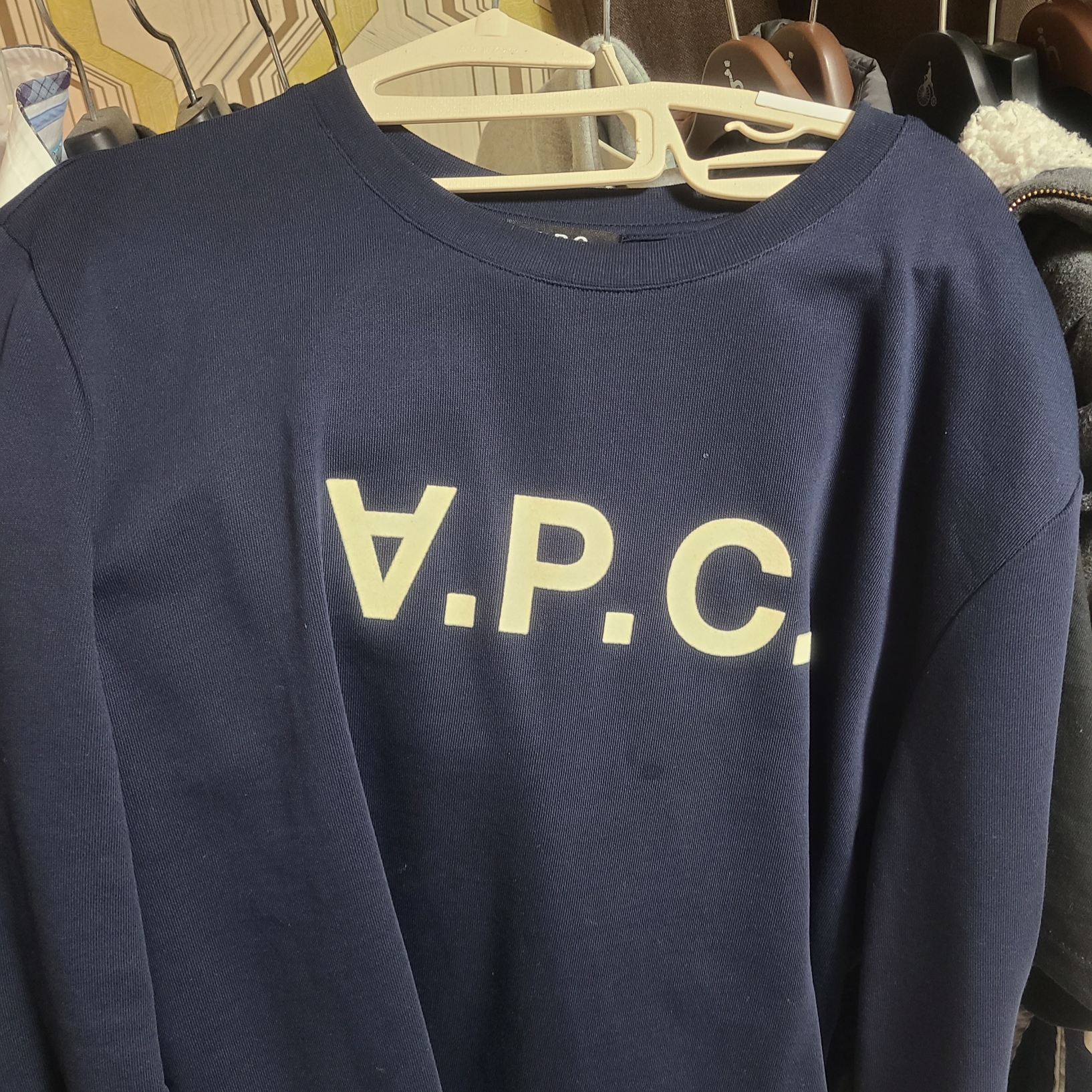 A.P.C. VPC Sweatshirt Dark Navy 착용 스타일