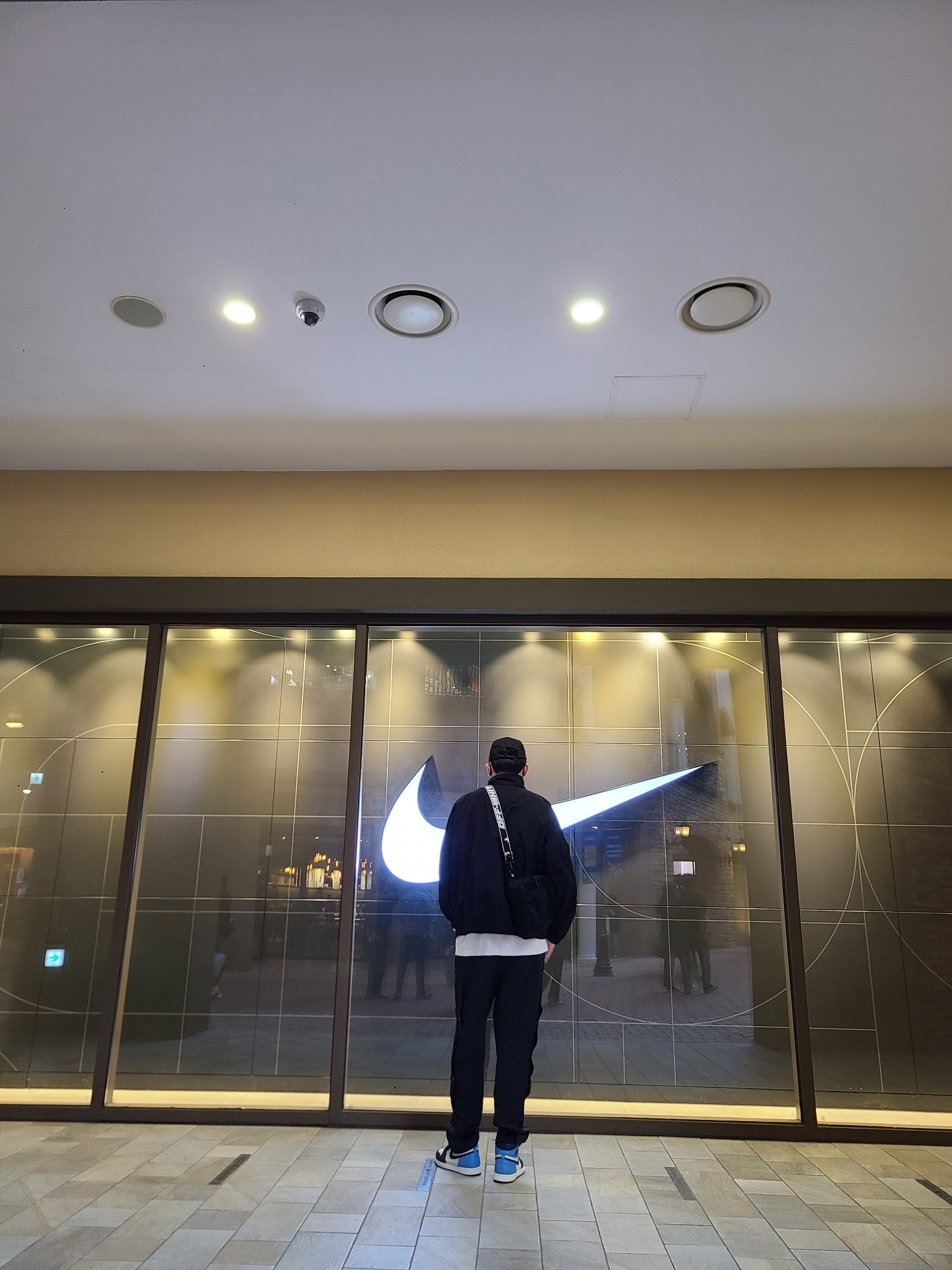 Jordan 1 Retro High Obsidian UNC, Nike x Off-White NRG Track Jacket Black - US/EU 착용 스타일