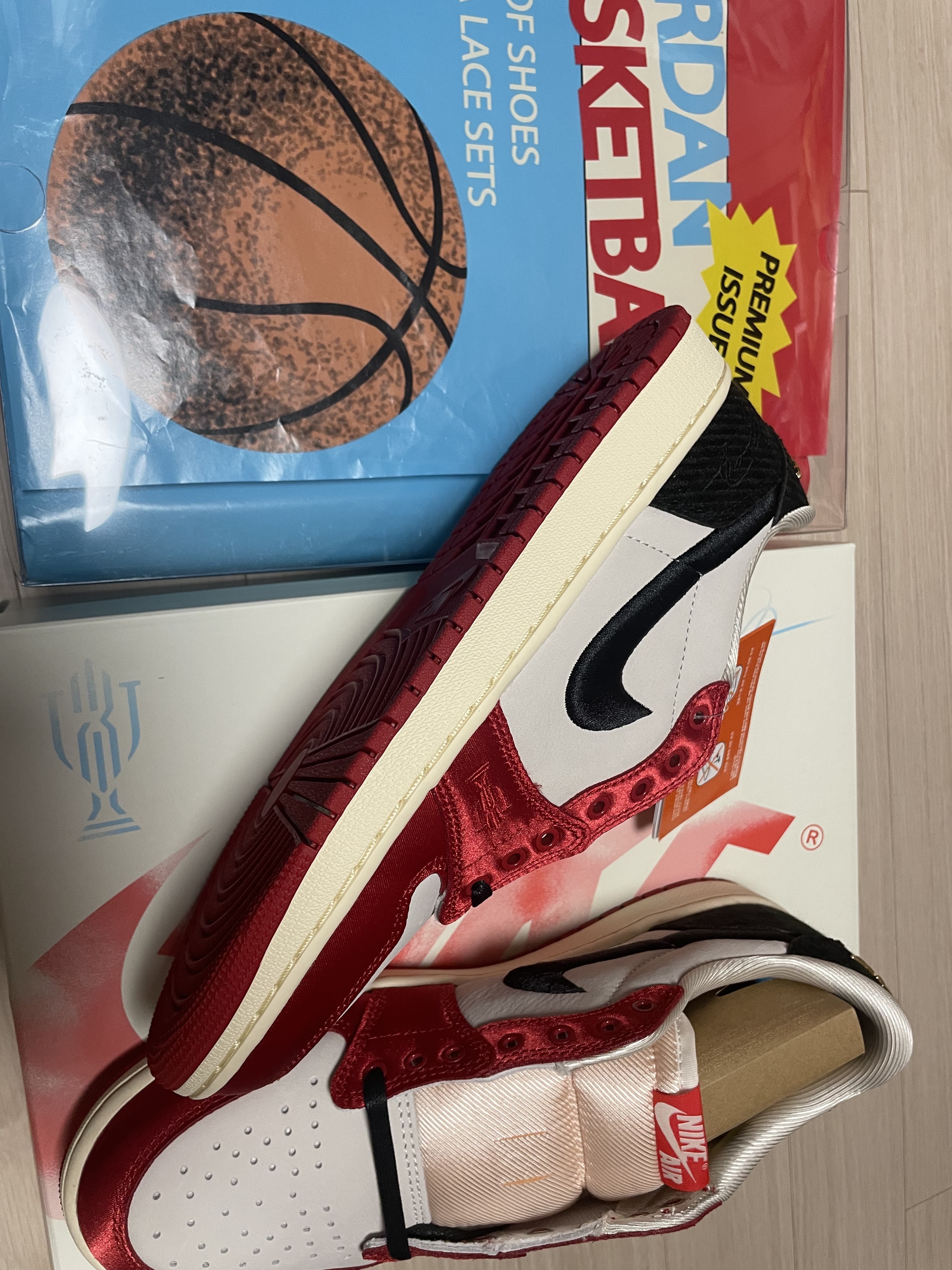 Jordan 1 x Trophy Room Retro Low OG SP Sail Varsity Red 착용 스타일 - 3