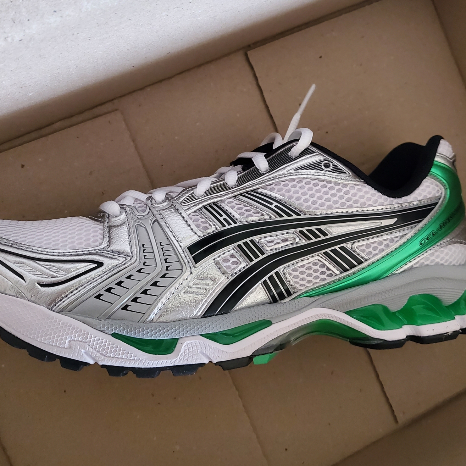 Asics Gel-Kayano 14 White Malachite Green 착용 스타일 - 1