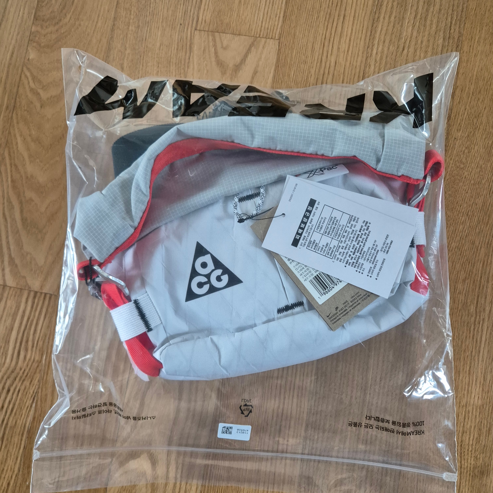 Nike ACG Aisen Penny Pack 3L White Photon Dust 착용 스타일