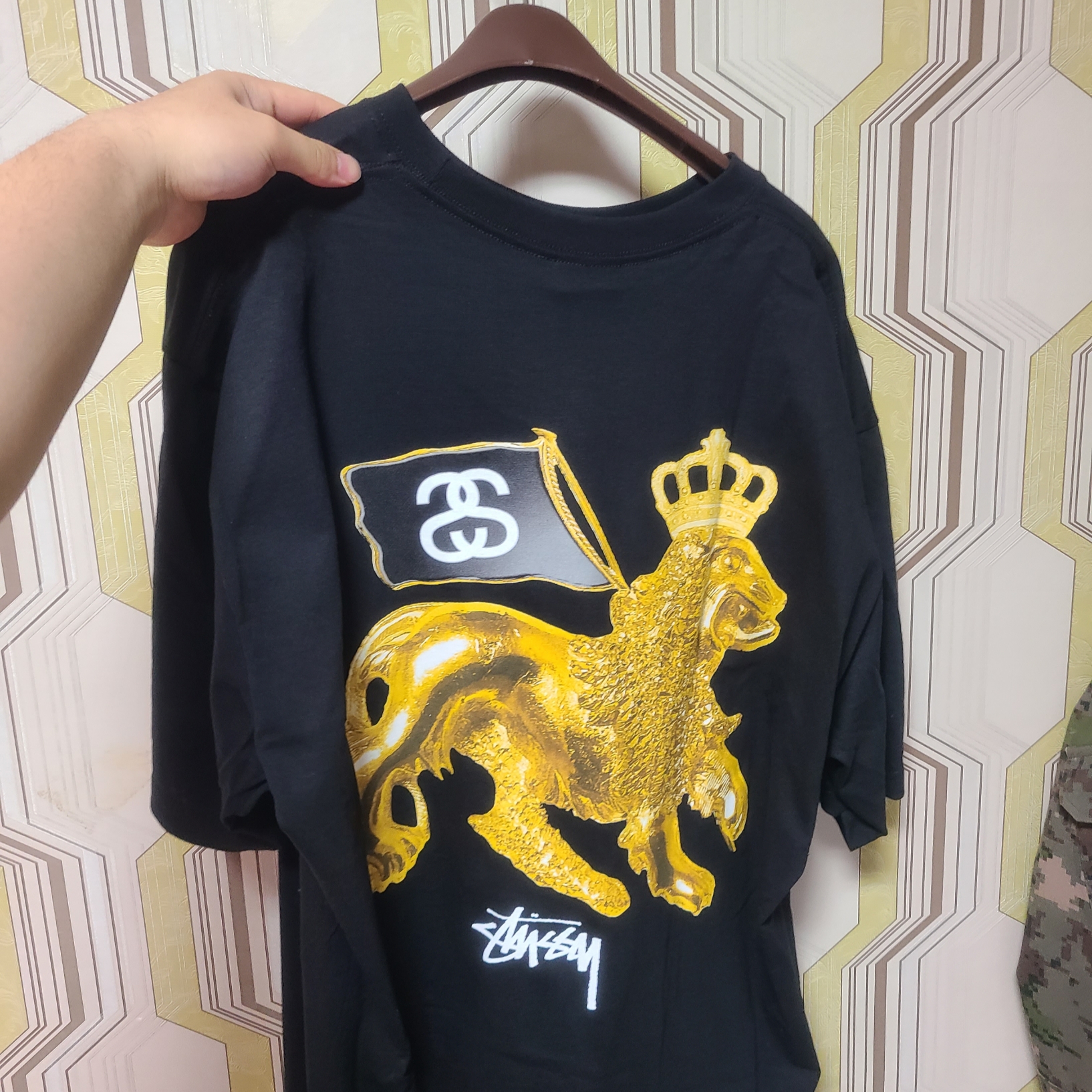 Stussy Gold Lion T-Shirt Black 착용 스타일 - 1