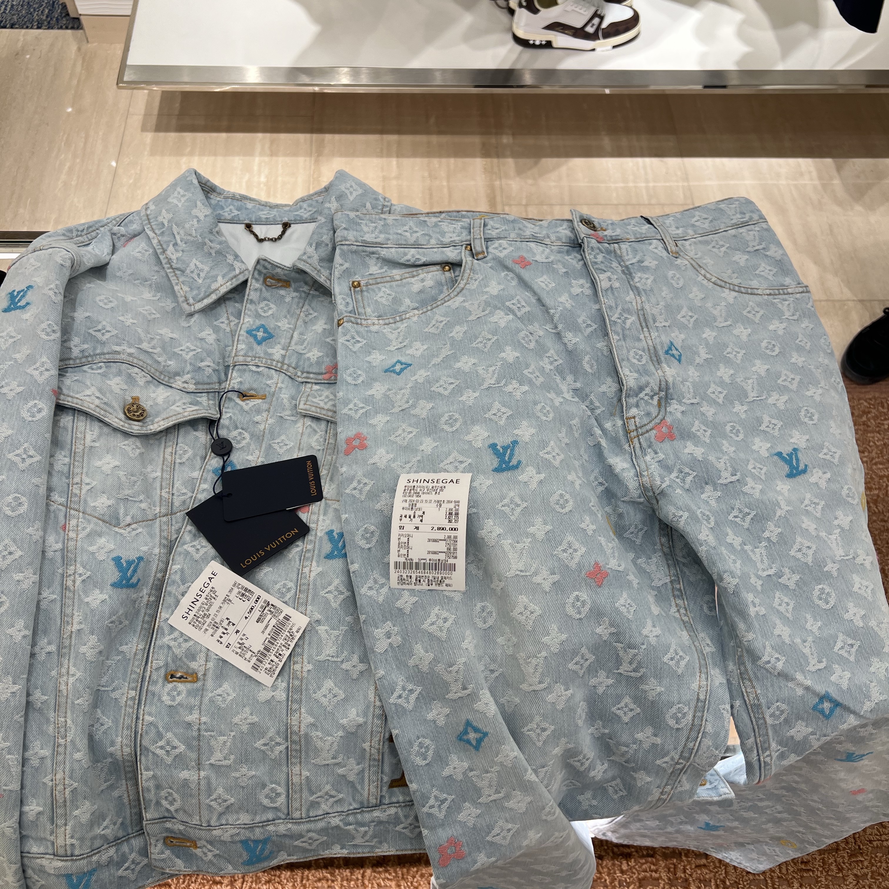 Louis Vuitton Monogram Denim Pants Indigo, Louis Vuitton Monogram Denim Jacket Indigo 착용 스타일