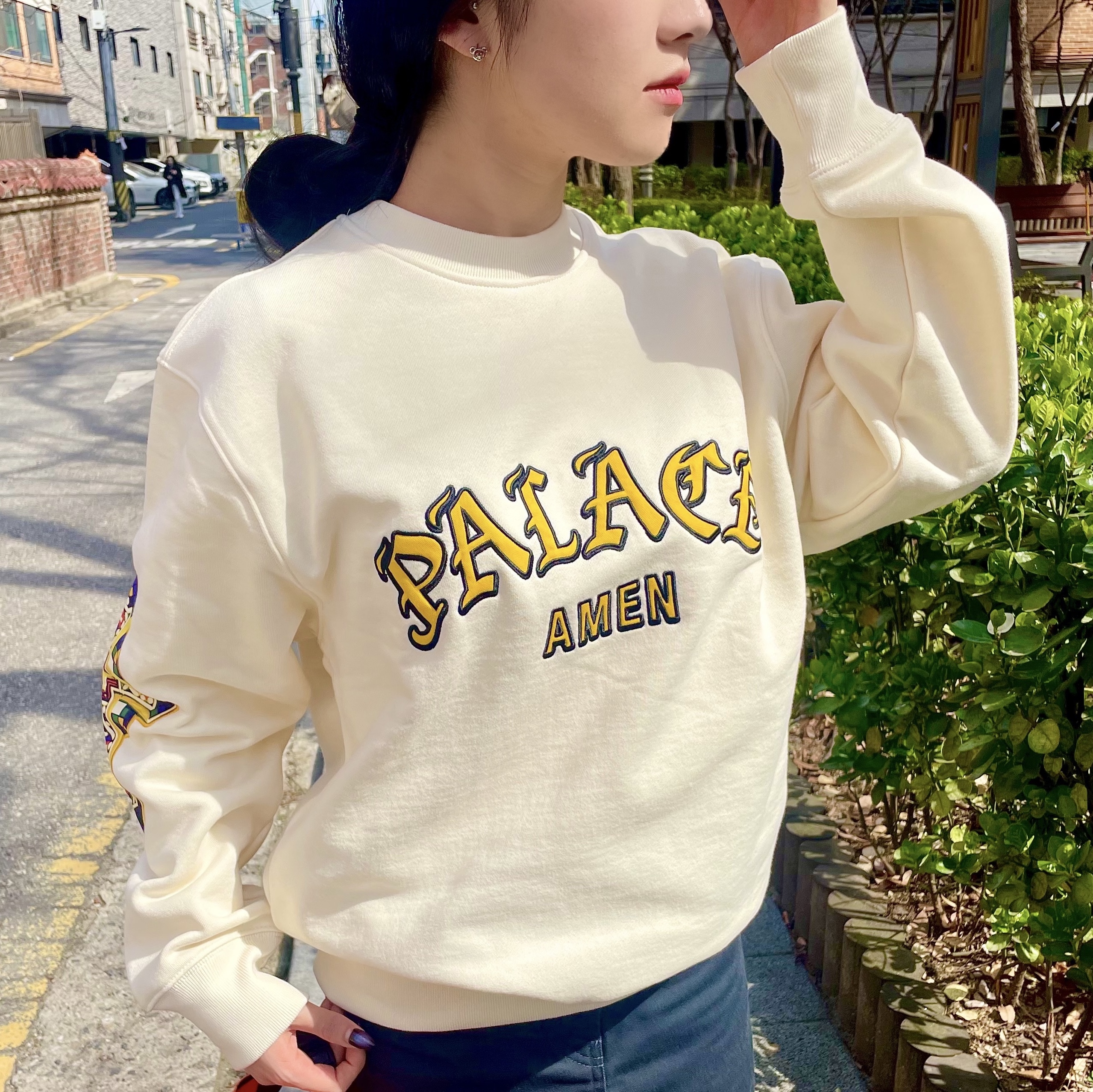 Palace Saints Crew Soft White - 24SS, Supreme Military Camp Cap Orange - 24SS 착용 스타일 - 1