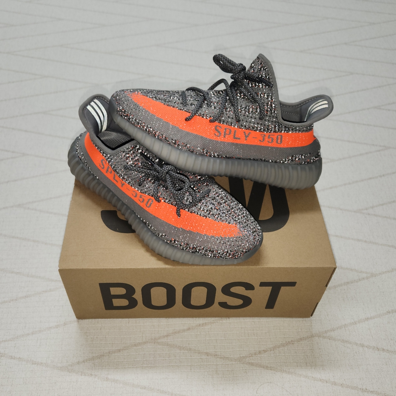 Adidas Yeezy Boost 350 V2 Beluga - Reflective 착용 스타일 - 2