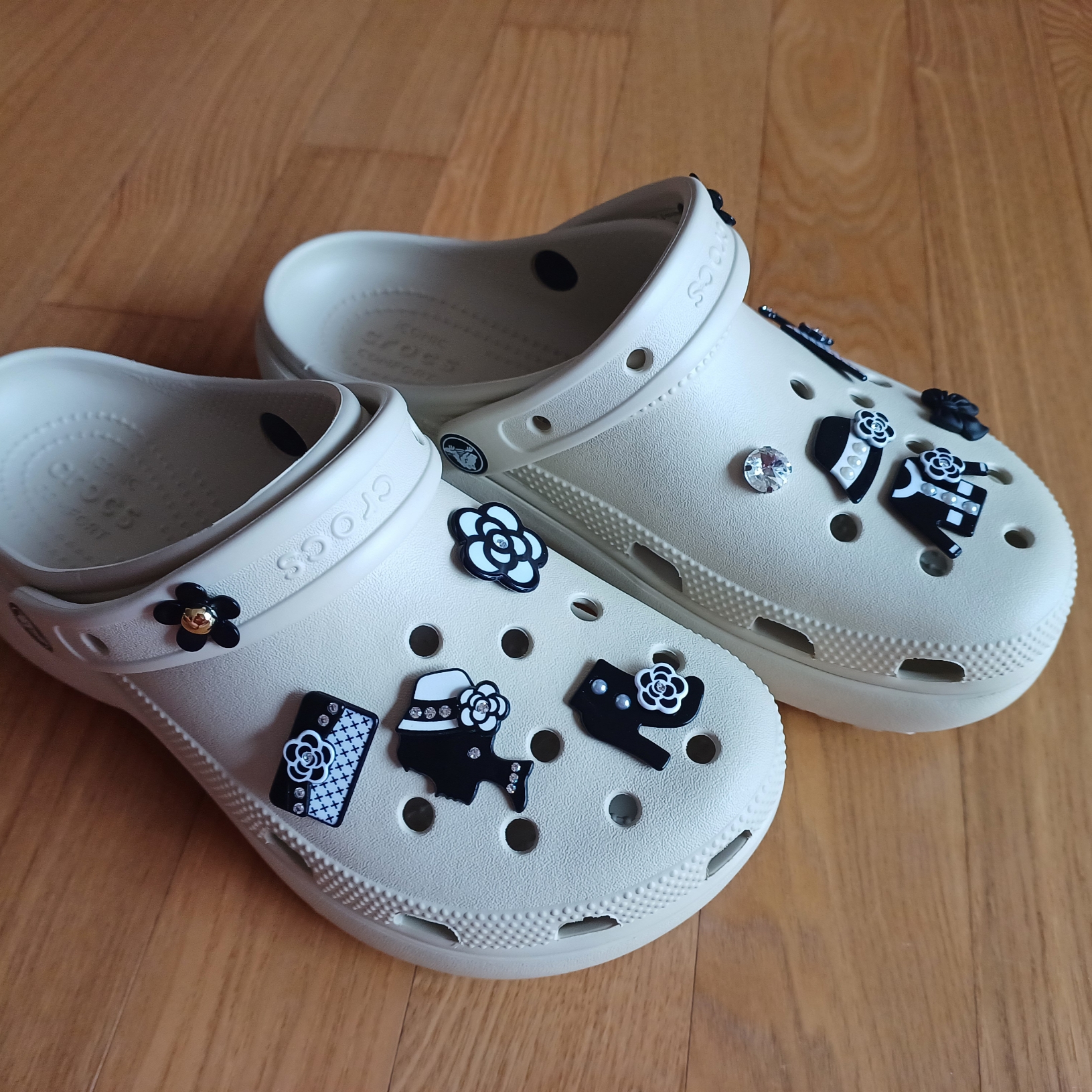 (W) Crocs Classic Platform Clog Bone 착용 스타일 - 3