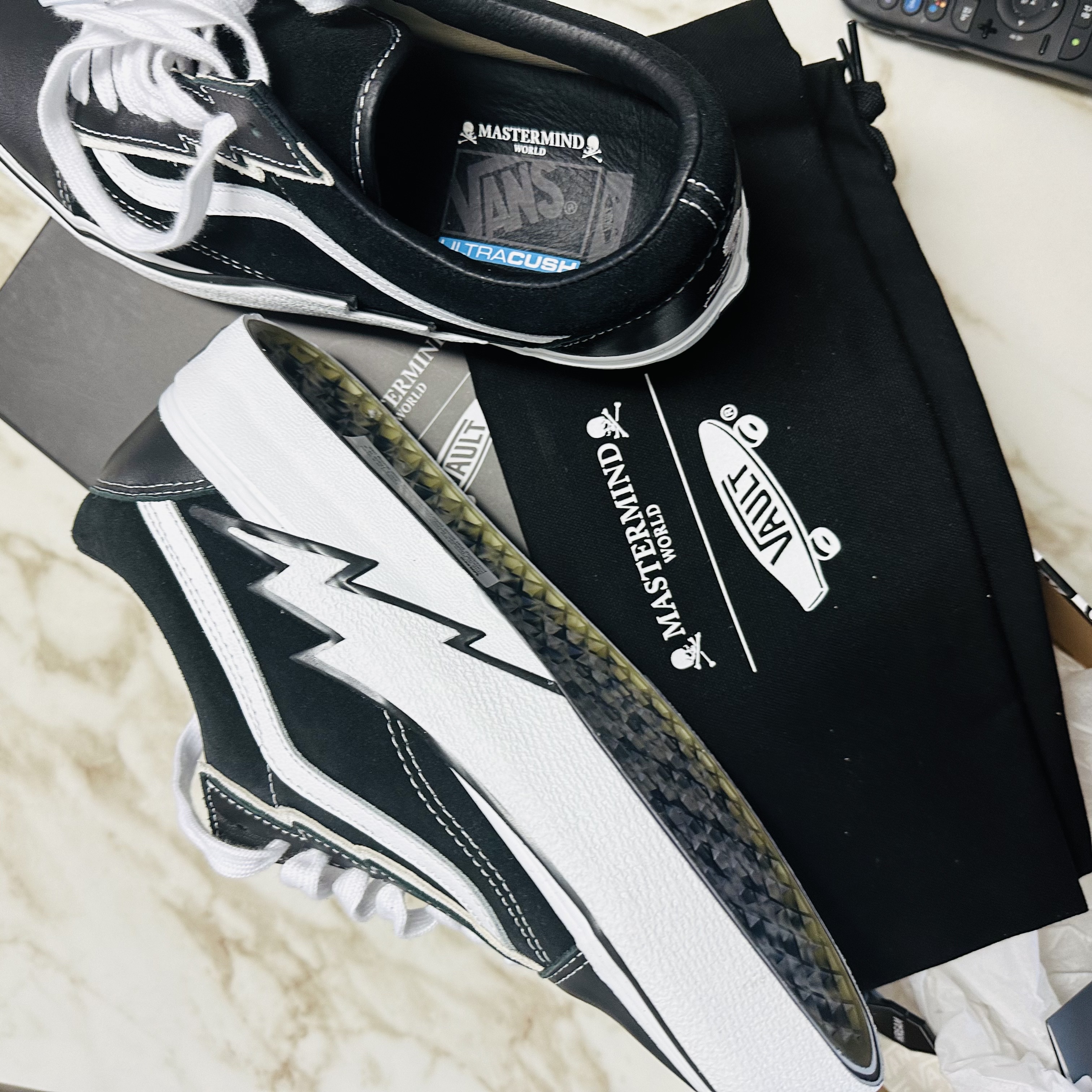 Vans Vault x Mastermind World Old Skool Bolt Black 착용 스타일 - 3
